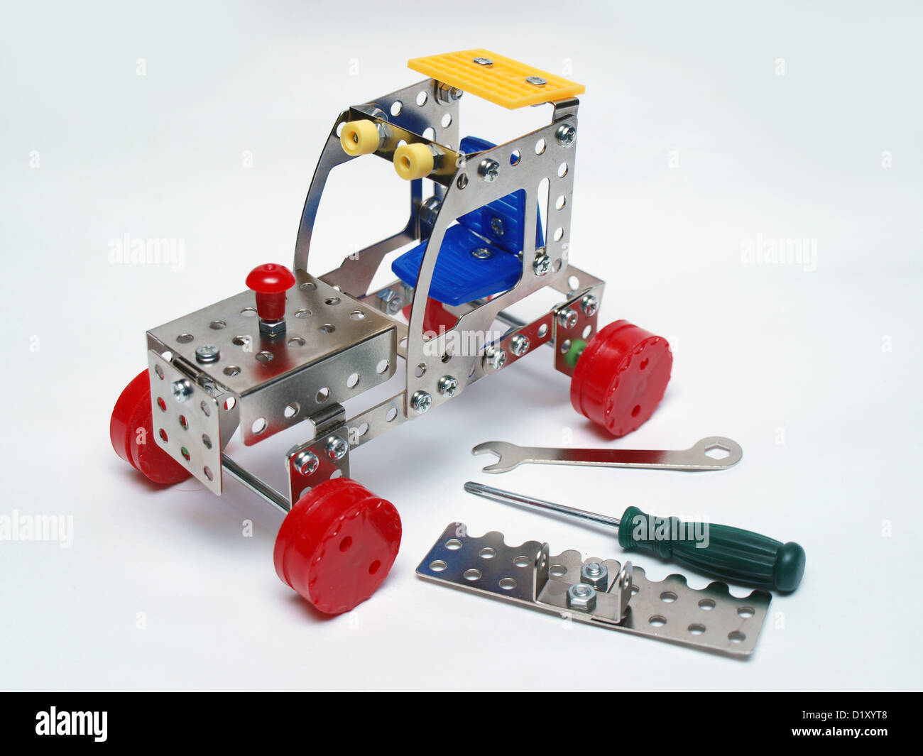 Spielzeug-Traktor aus Metall Konstruktor Details, Schraubenschlüssel und Schraubendreher gemacht Stockfoto