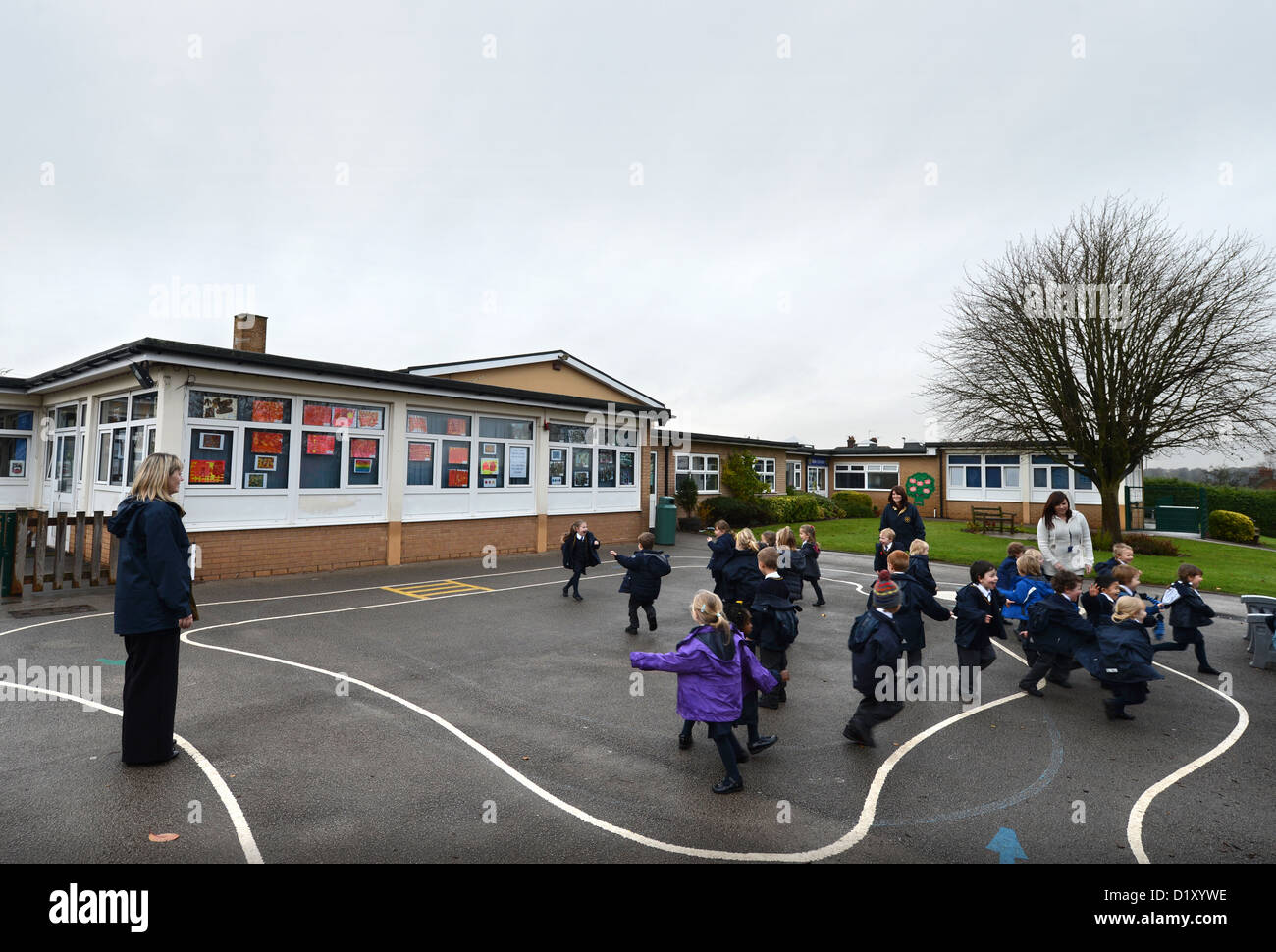 Kindergarten Kinder in unserer lieben Frau & St. Werburgh's katholische Grundschule in Newcastle-Unde spielen "Was ist der Zeit Herr Wolf?" Stockfoto