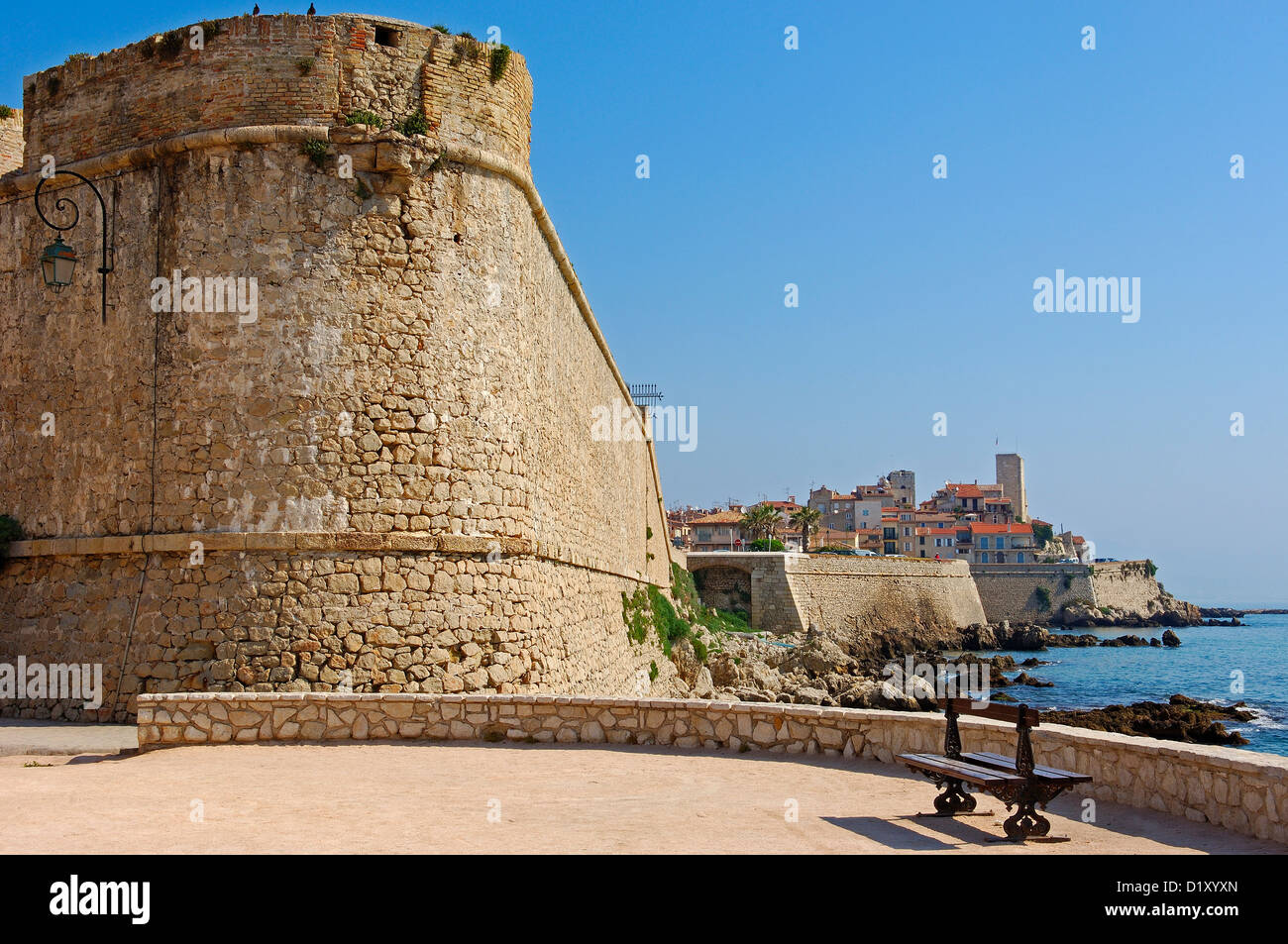 Altstadt und Schloss Grimaldi im Hintergrund, Antibes, Provence Alpes Cote ´ Azur, Côte d ' Azur, Frankreich, Europa. Stockfoto