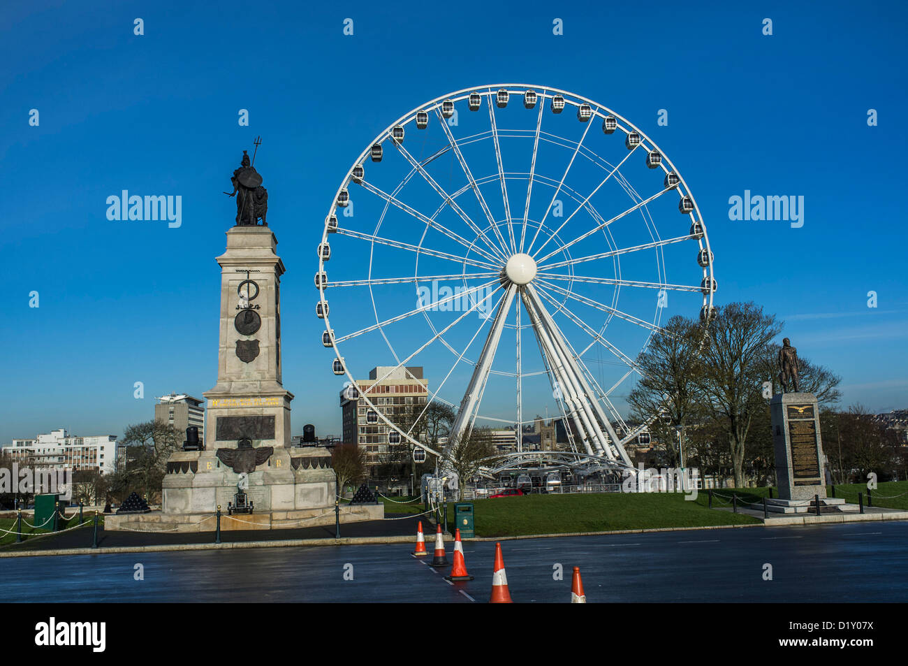 Riesenrad flankiert von 2 Gedenkstätten - das National Armada Memorial auf der linken Seite die Royal Airforce auf der rechten Seite. The Hoe, Plymouth, Devon. GROSSBRITANNIEN Stockfoto