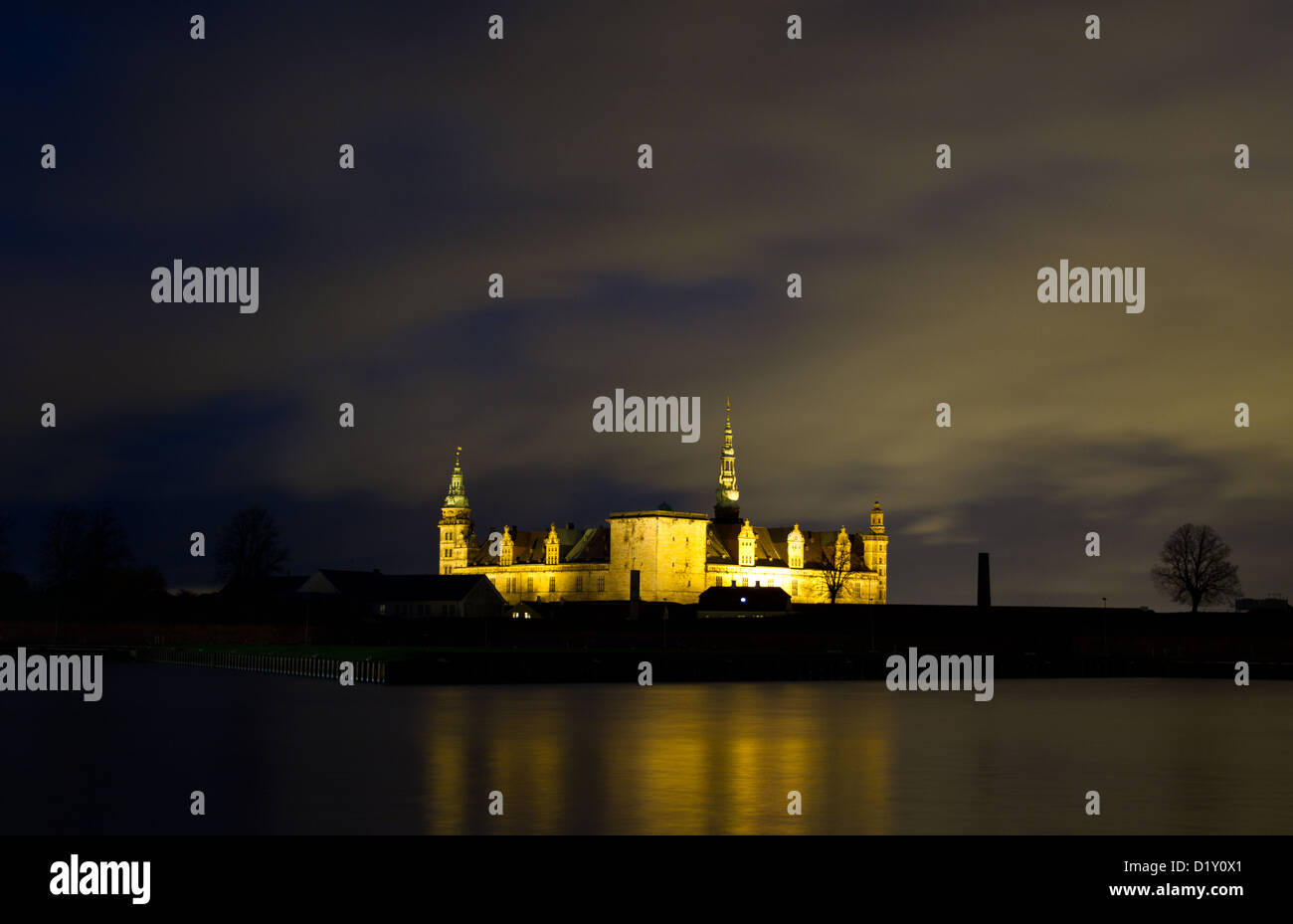 Elsinore Schloss Kronborg bei Nacht. Kronborg ist der Ort der Tragödie Hamlet, Prinz von Dänemark von William Shakespeare Stockfoto