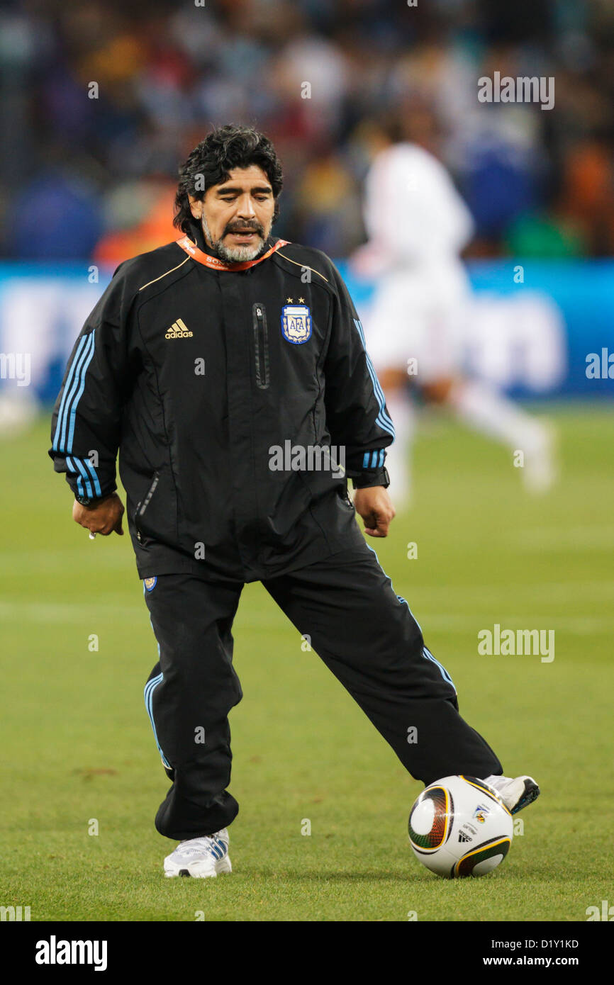 JOHANNESBURG, SÜDAFRIKA - 27. JUNI: Argentinien-Cheftrainer Diego Maradona führt am 27. Juni 2010 in Johannesburg, Südafrika, die Mannschaftsaufwärmphase vor dem Achtelfinale der FIFA-Weltmeisterschaft gegen Mexiko im Soccer City Stadium. Nur redaktionelle Verwendung. Kommerzielle Nutzung verboten. (Foto: Jonathan Paul Larsen / Diadem Images) Stockfoto