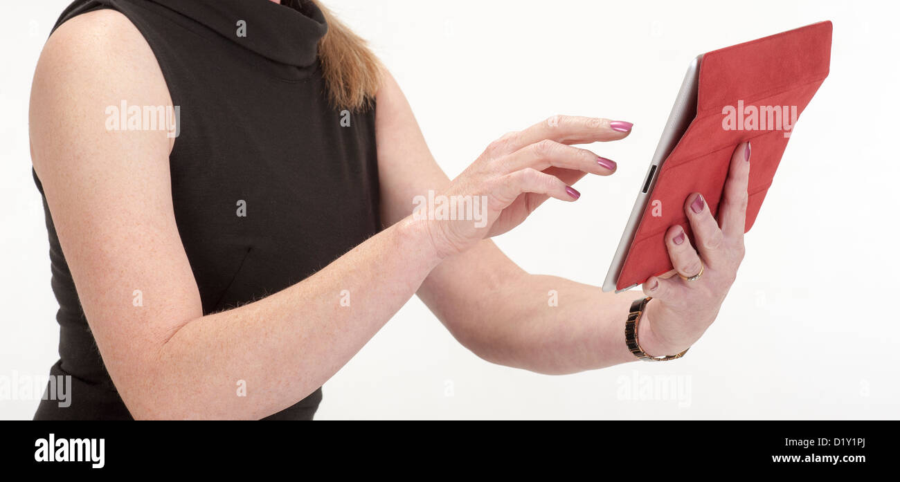 Frau mit einem Ipad-handheld-Gerät Stockfoto
