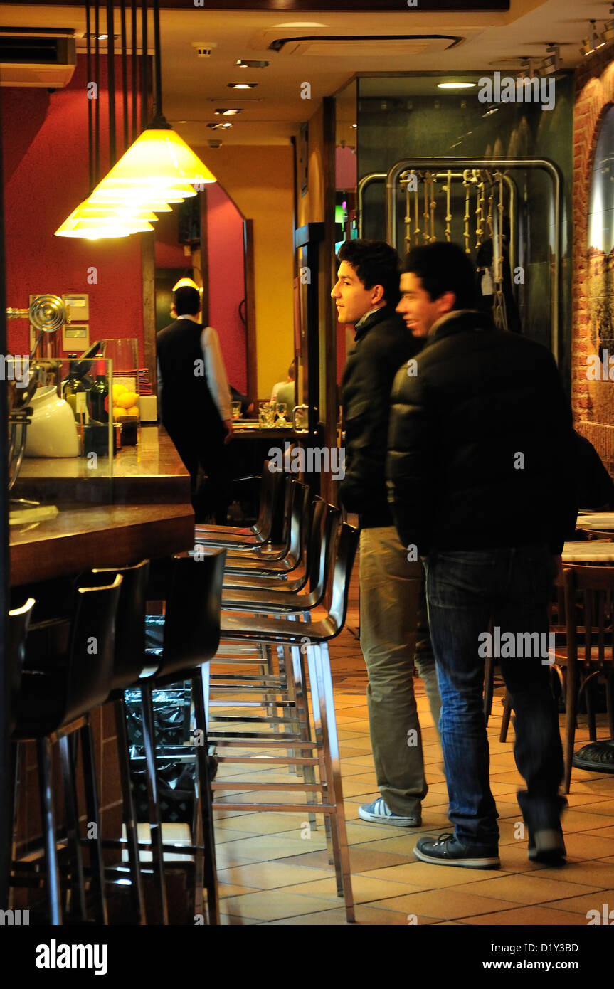 Barcelona, Katalonien, Spanien. Zwei junge Männer, die zu Fuß in Bar Stockfoto