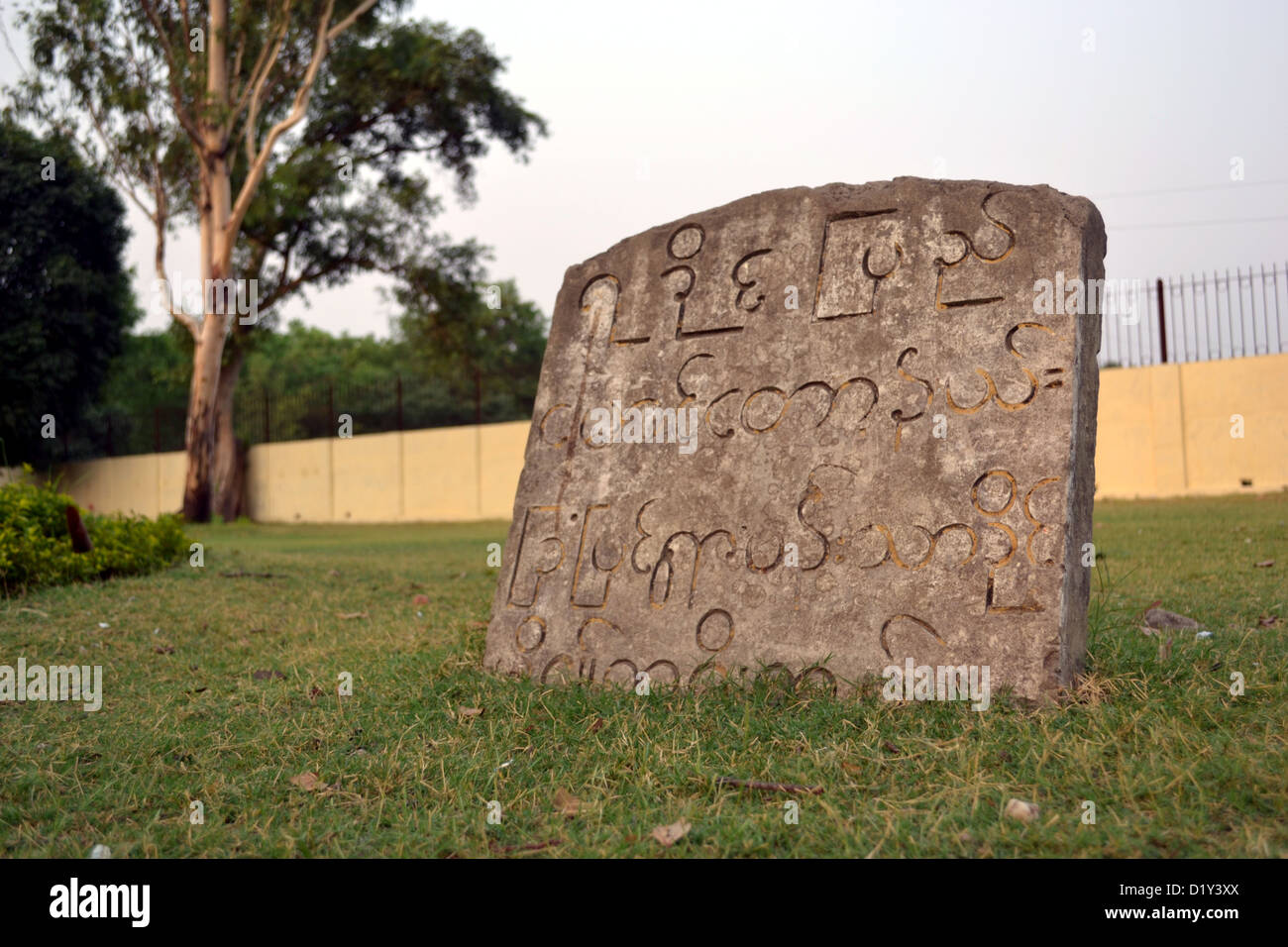 Eine Steintafel im Park um Nirvana-Tempel, der Website von The Buddha Feuerbestattung in Khushinagar, Indien. Stockfoto