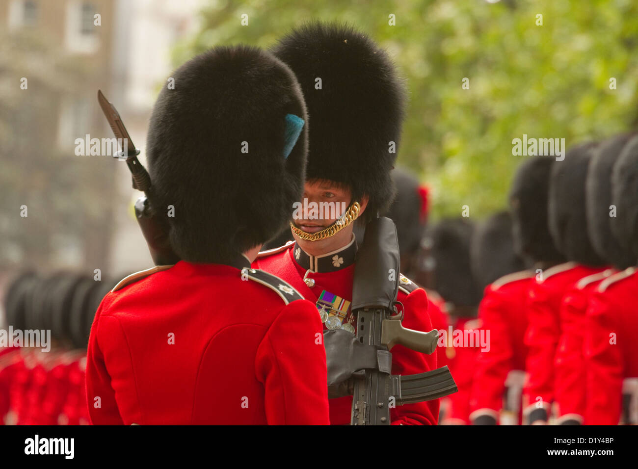 Ein Sergeant der Irish Guards im Gespräch mit Gardist Stockfoto