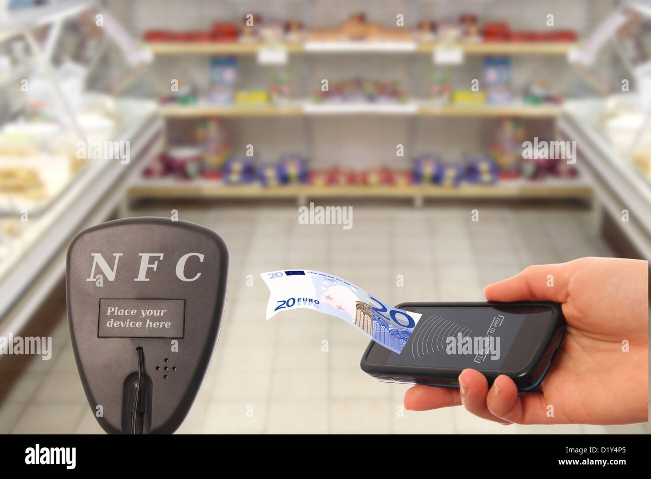 NFC-Smartphone in einem Supermarkt bezahlen Stockfoto