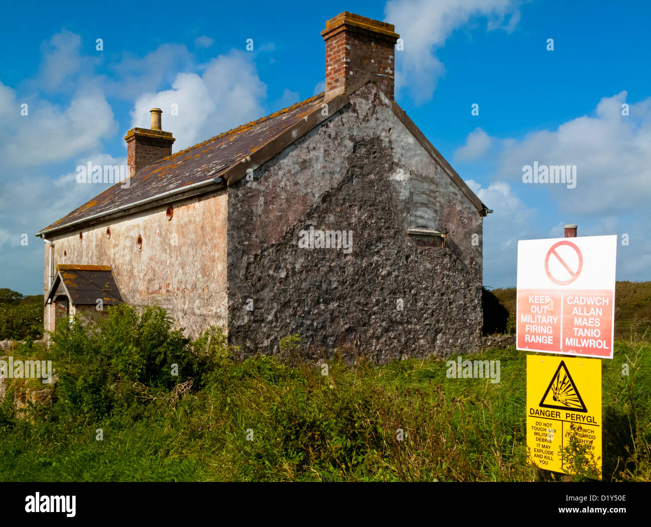 Keep Out militärischen Schießplatz Zeichen und altes Haus auf dem MOD Army Training Land bei St Govan Kopf Bosherston Pembrokeshire Wales UK Stockfoto