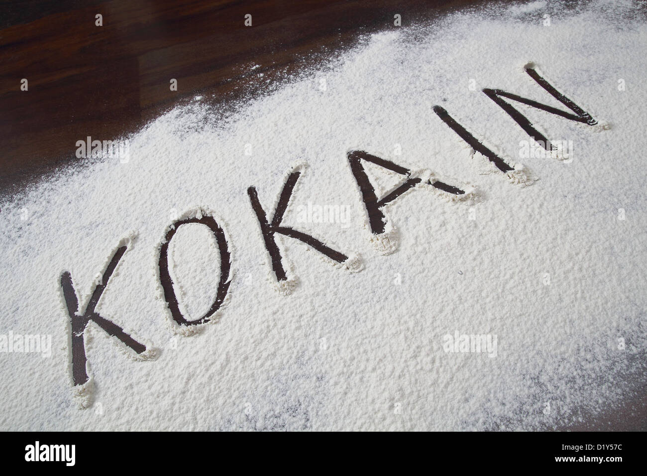 Das Wort geschrieben in ein weißes Pulver Kokain Stockfoto