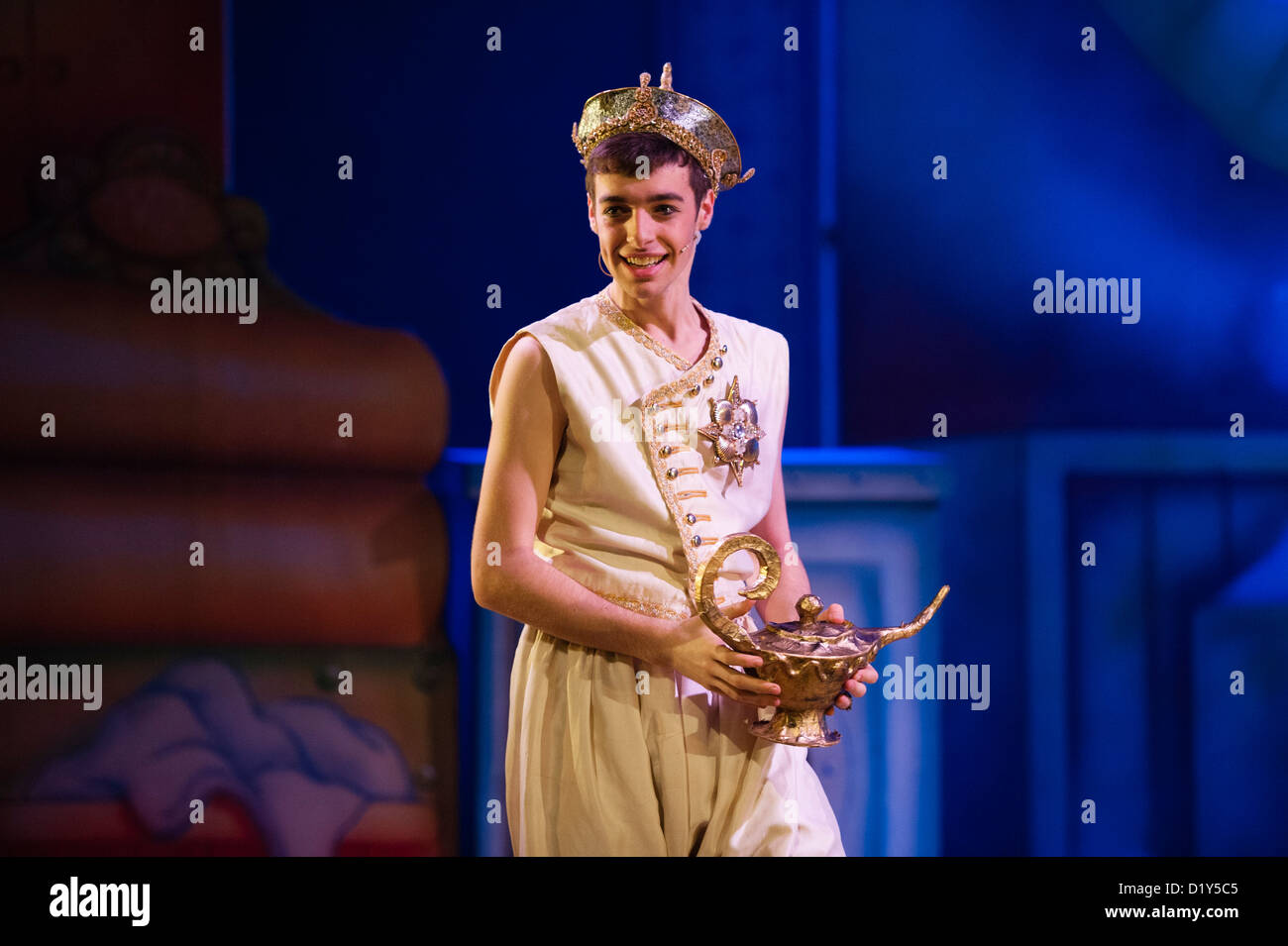 Traditionelle Weihnachts-Unterhaltung: "Aladdin" und die Lampe in der Pantomime im Aberystwyth Arts Centre Stockfoto