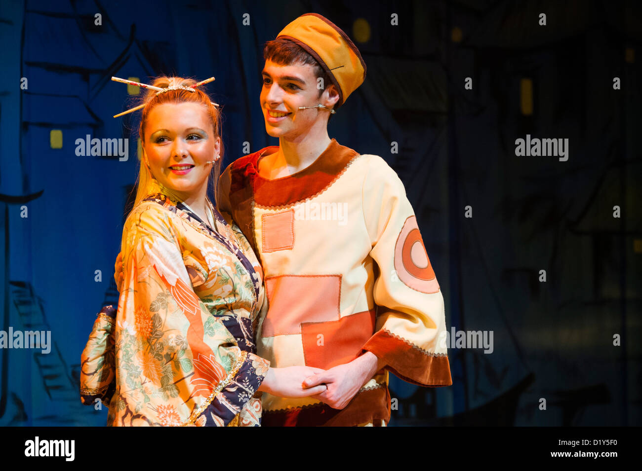 Traditionelle Weihnachts-Unterhaltung: "Aladdin" pantomime im Aberystwyth Arts Centre Stockfoto