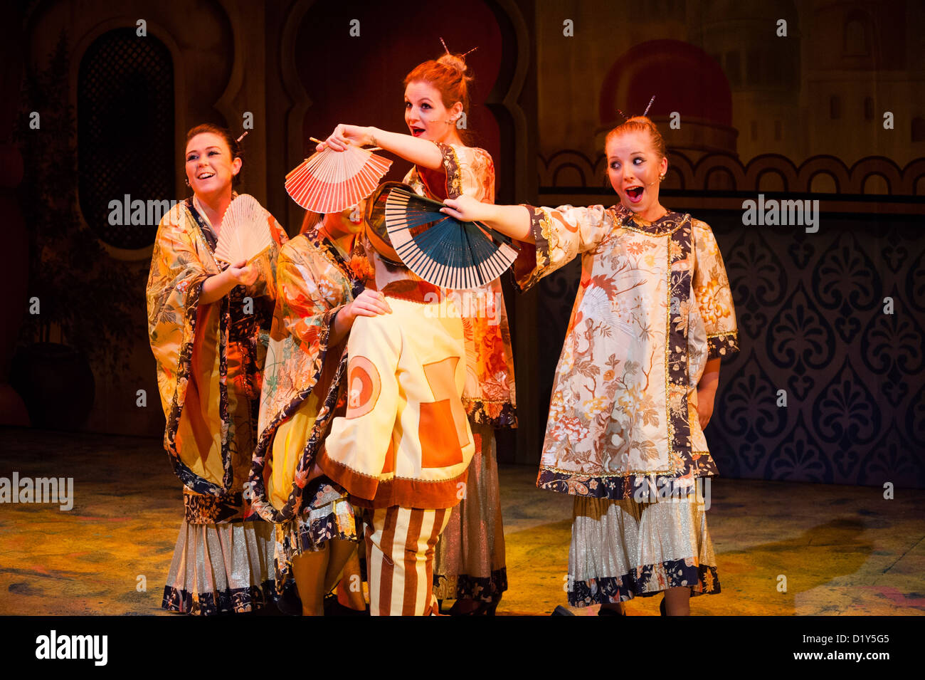 Traditionelle Weihnachts-Unterhaltung: "Aladdin" pantomime im Aberystwyth Arts Centre Stockfoto