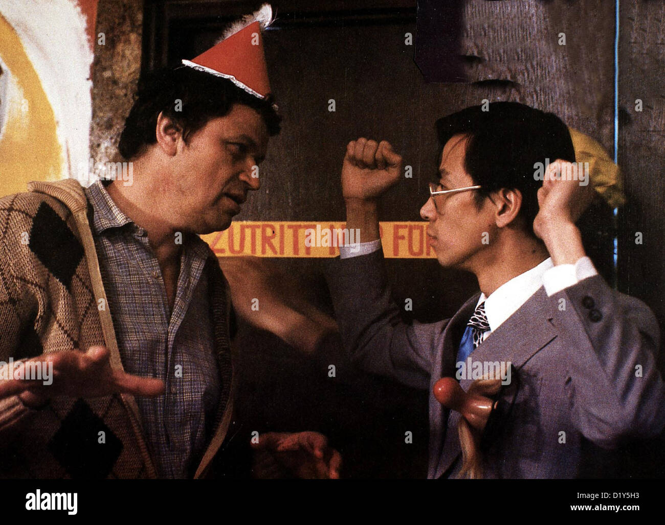 Kehrausregatta Kehrausregatta Gerhard Polt Gabelstapler-Fahrer Ferdinand (Gerhard Polt, l) Hat Sich Viel Zu Viele Versicherungen andrehen Stockfoto