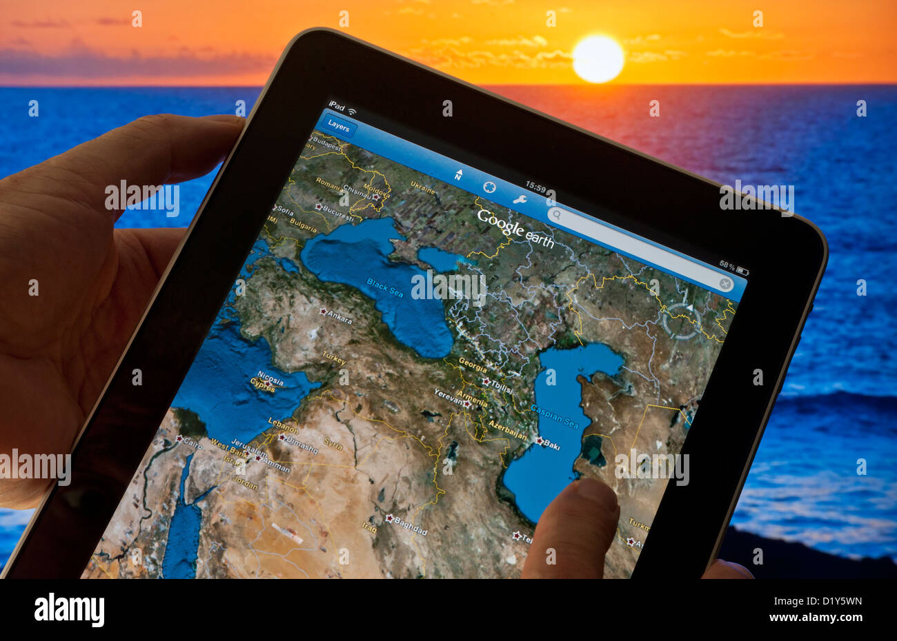 IPad & Google Earth Karte auf der Bildschirmkarte der Ukraine Aserbaidschan Baku Georgien Jerusalem Zypern Schwarzes Meer & Kaspisches Meer Landmasse Gebiete Sonnenuntergang in b/g Stockfoto