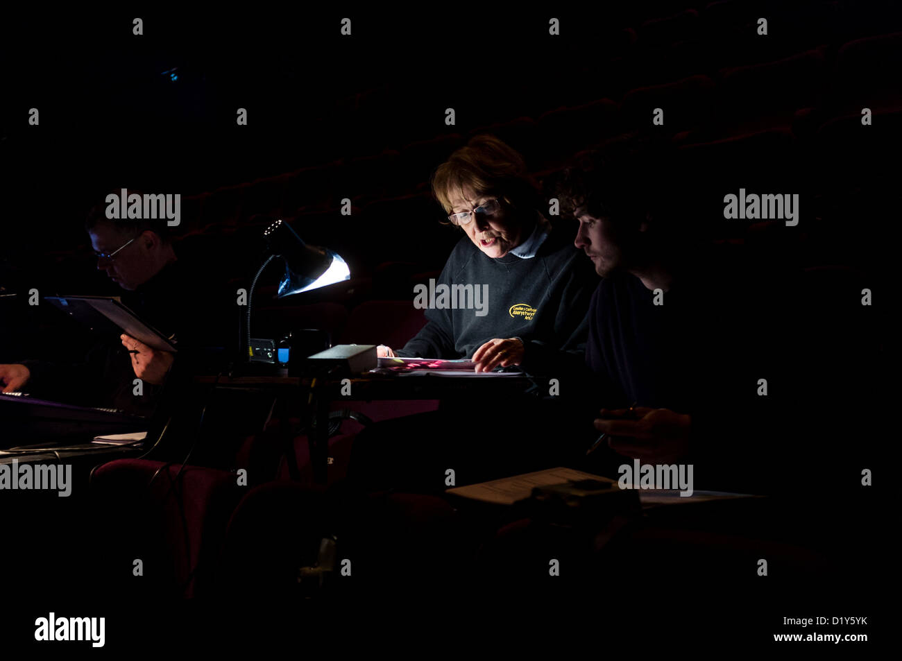 Eine Frau stage Manager "auf dem Buch" für ein Amateur spielen Drama Pantomime, UK Stockfoto