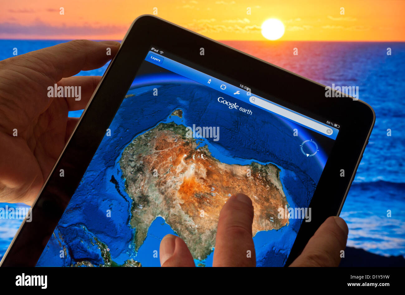 IPad GOOGLE EARTH AUSTRALIEN Hände halten Apple iPad Smart Tablet Meereskontur auf dem Bildschirm mit Karte des südlichen Pazifiks von Australien & Indische Ozeane Stockfoto