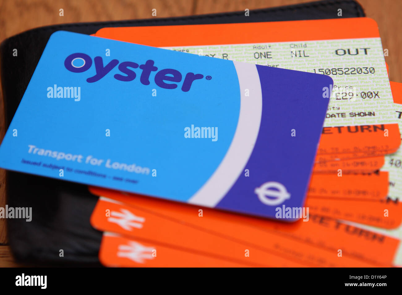 Eine Oyster Card und Bahntickets auf eine schwarze Geldbörse Stockfoto