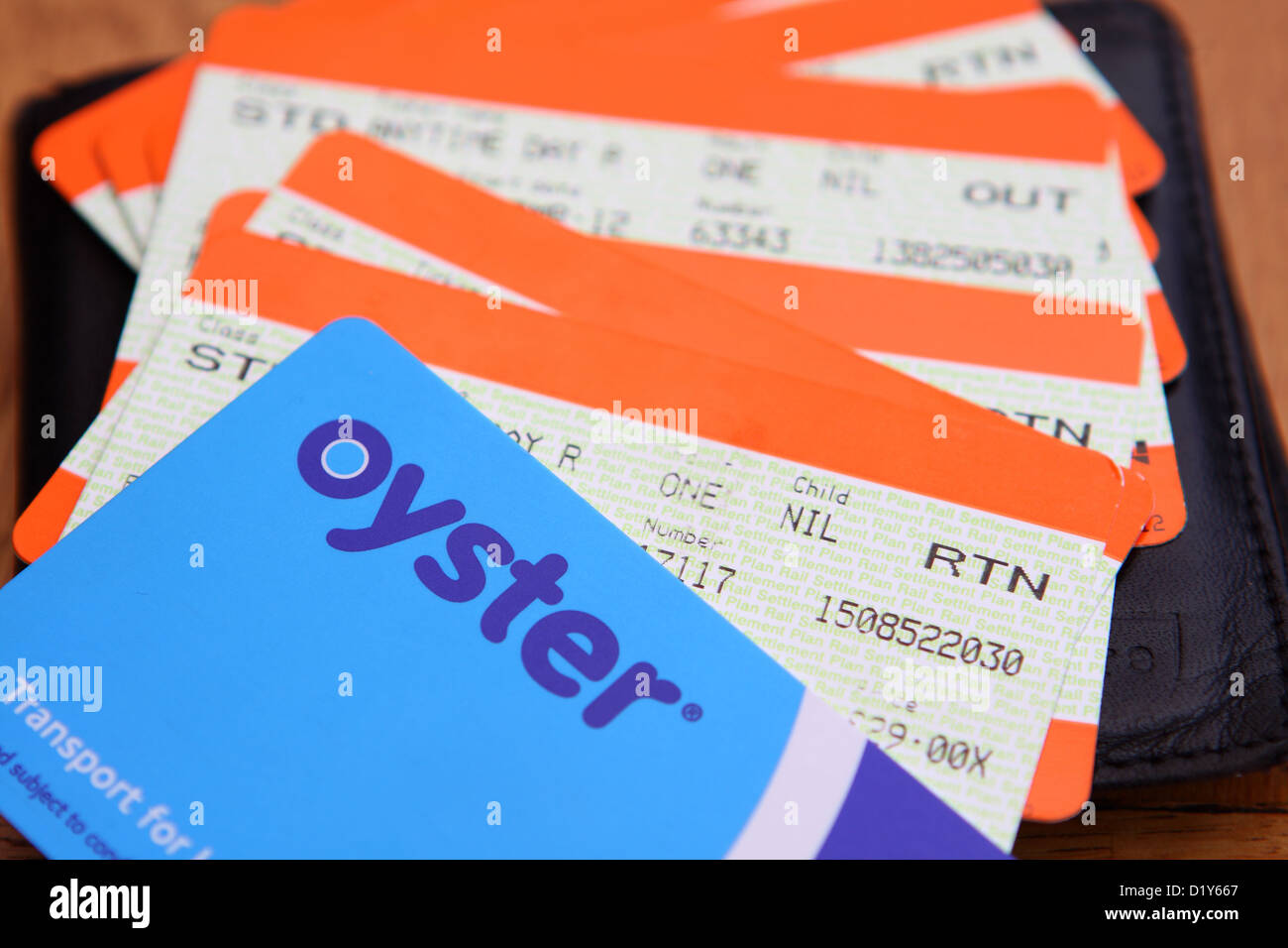 Eine Oyster Card und Bahntickets auf eine schwarze Geldbörse Stockfoto