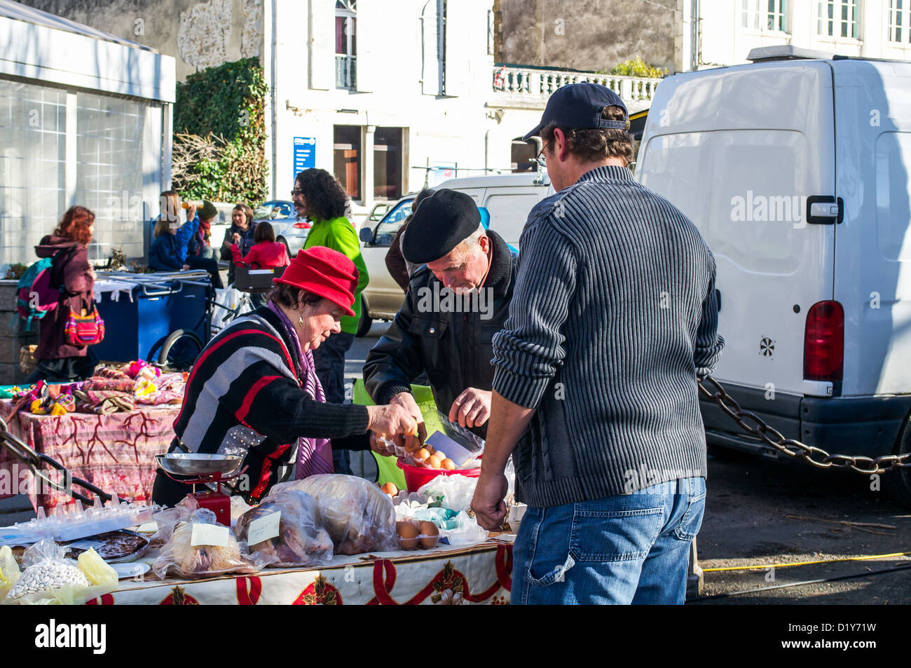 Freilandhaltung Ei und Geflügel Verkäufer auf einen Wochenmarkt in Südfrankreich. Mann für frische Lebensmittel einkaufen. Stockfoto