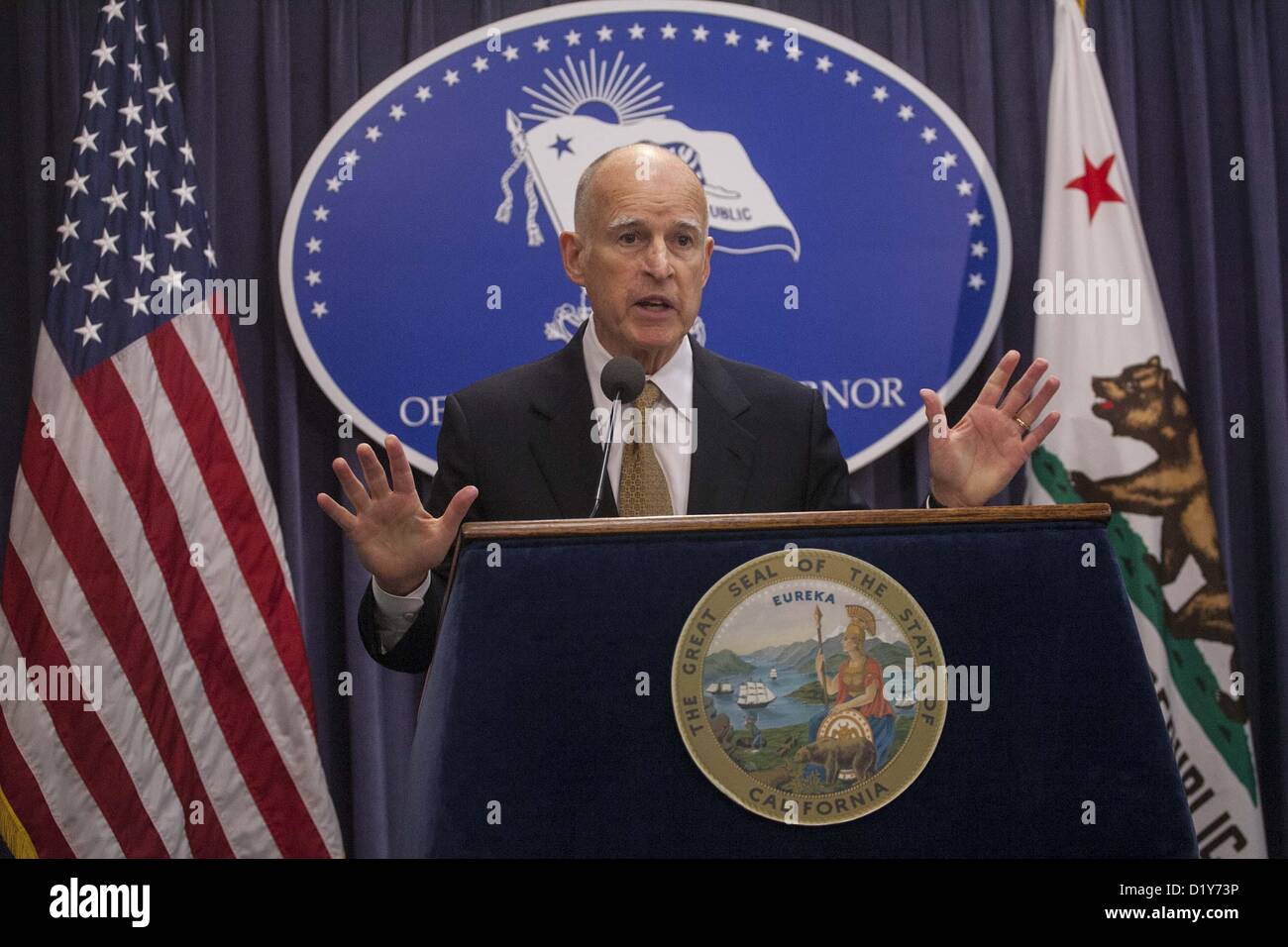 8. Januar 2013 - Los Angeles, Kalifornien, USA - Kalifornien Gouverneur JERRY BROWN spricht kalifornischen Gefängnissen am Dienstag. Der Gouverneur sagte, dass der Staat ein Bundesrichter Bestellung Wege finden, die Zahl der Häftlinge in 33 Gefängnissen des Landes weiter senken nachgekommen ist. Er kündigte auch an, dass er eine Proklamation endet das Gefängnis Überbelegung Notfall unterzeichnet hat, die seit 2006. (Kredit-Bild: © Ringo Chiu/ZUMAPRESS.com) Stockfoto