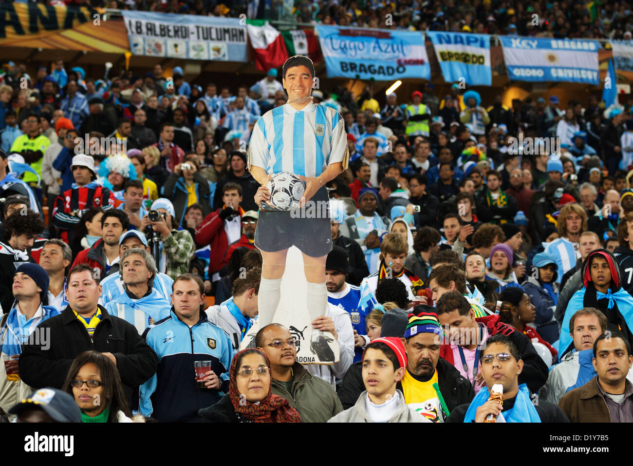 JOHANNESBURG, SÜDAFRIKA - 27. JUNI: Beim Achtelfinale der FIFA Fussball-Weltmeisterschaft zwischen Argentinien und Mexiko am 27. Juni 2010 im Soccer City Stadium in Johannesburg, Südafrika, wird ein Ausschnitt von Diego Maradona in der Menge gezeigt. Nur redaktionelle Verwendung. Kommerzielle Nutzung verboten. (Foto: Jonathan Paul Larsen / Diadem Images) Stockfoto