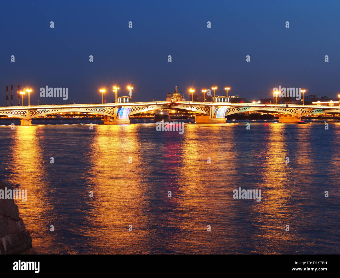 Blagoweschenskij Brücke (Leutnant-Schmidt-Brücke) in St. Petersburg, Russland, während der weißen Nächte Stockfoto