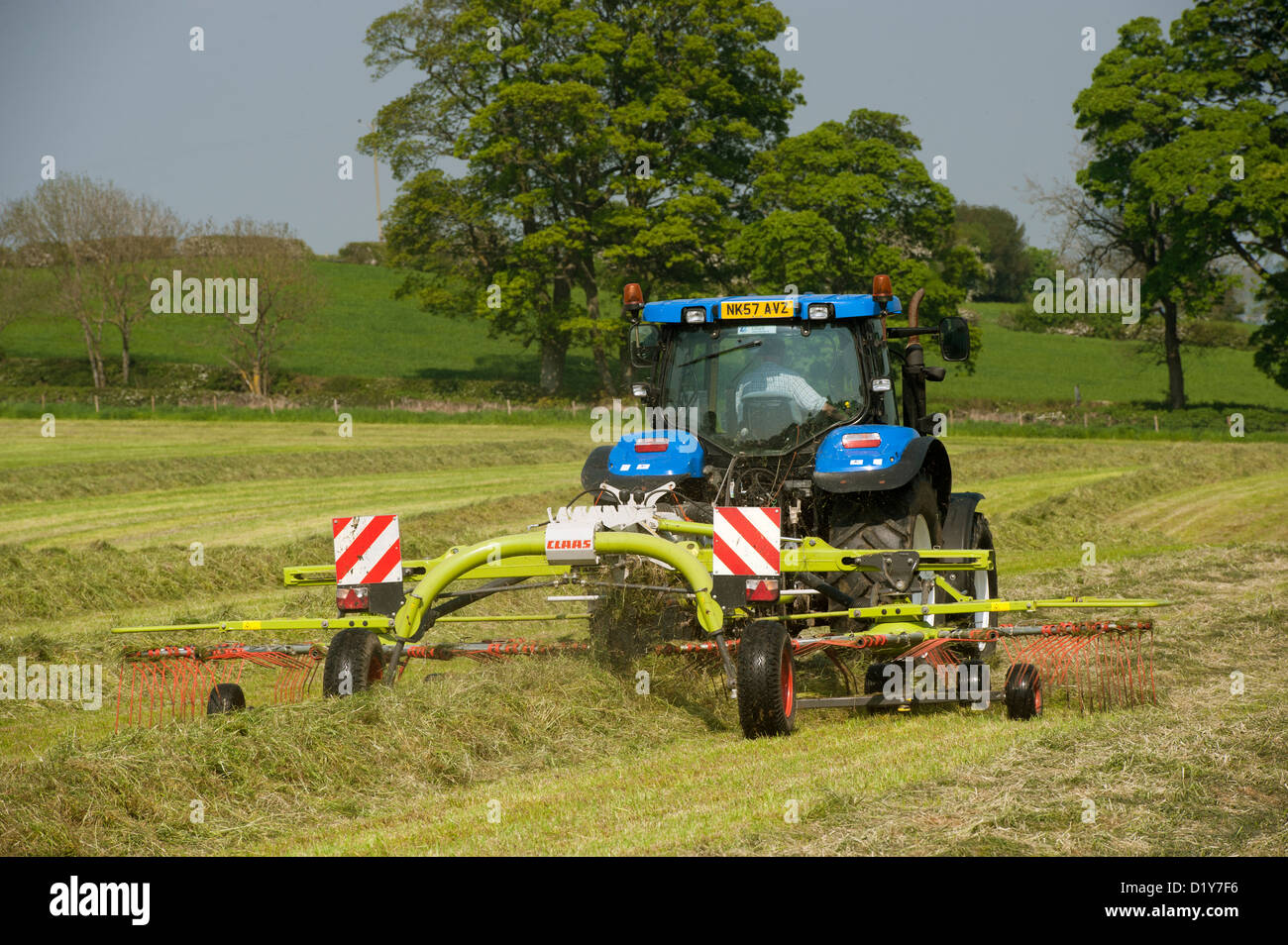 Nahaufnahme von Claas Rasen Rechen bei der Arbeit im Bereich der Silage. Northumberland, UK Stockfoto