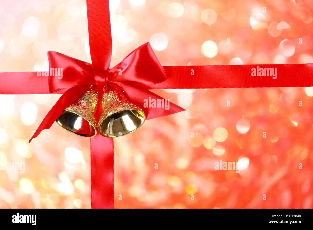 Rot Weihnachten Ribbon mit Glocken über Weihnachten abstrakte Lichter Stockfoto