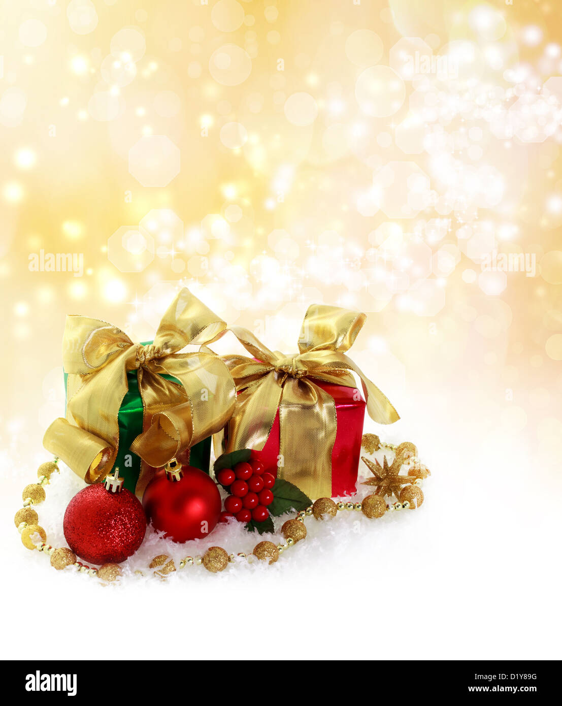 Rote und grüne Weihnachtsgeschenke über goldenen Lichter Hintergrund Stockfoto