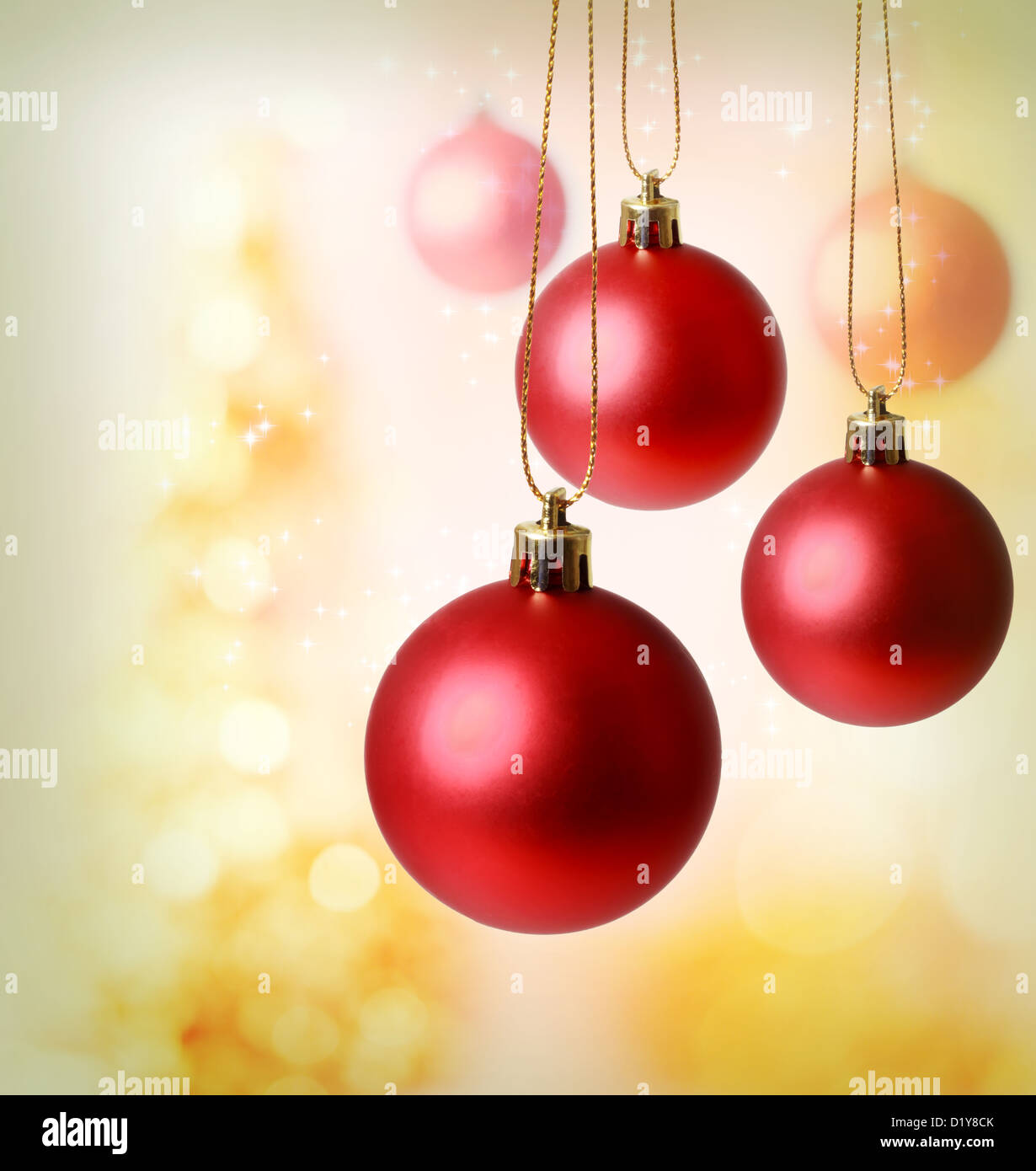 Rote Weihnachtskugeln mit goldenem Hintergrund Stockfoto