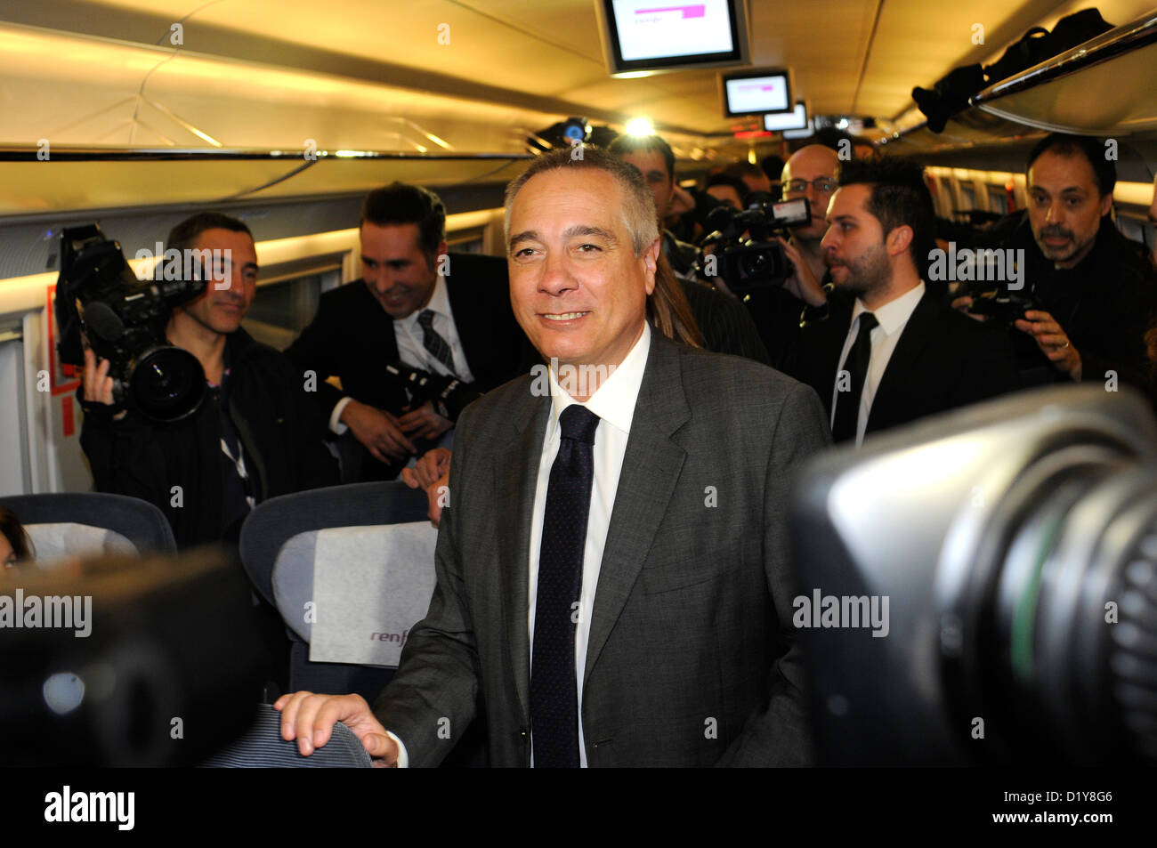 Pere Navarro, der Führer der PSC, besuchen die Eröffnungsfeier am Bahnhof von Girona. Stockfoto