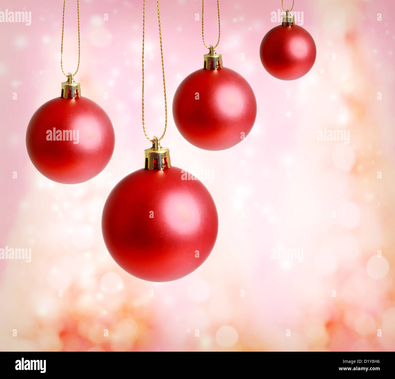 Rote Weihnachtskugeln mit rosa Lichter Hintergrund Stockfoto