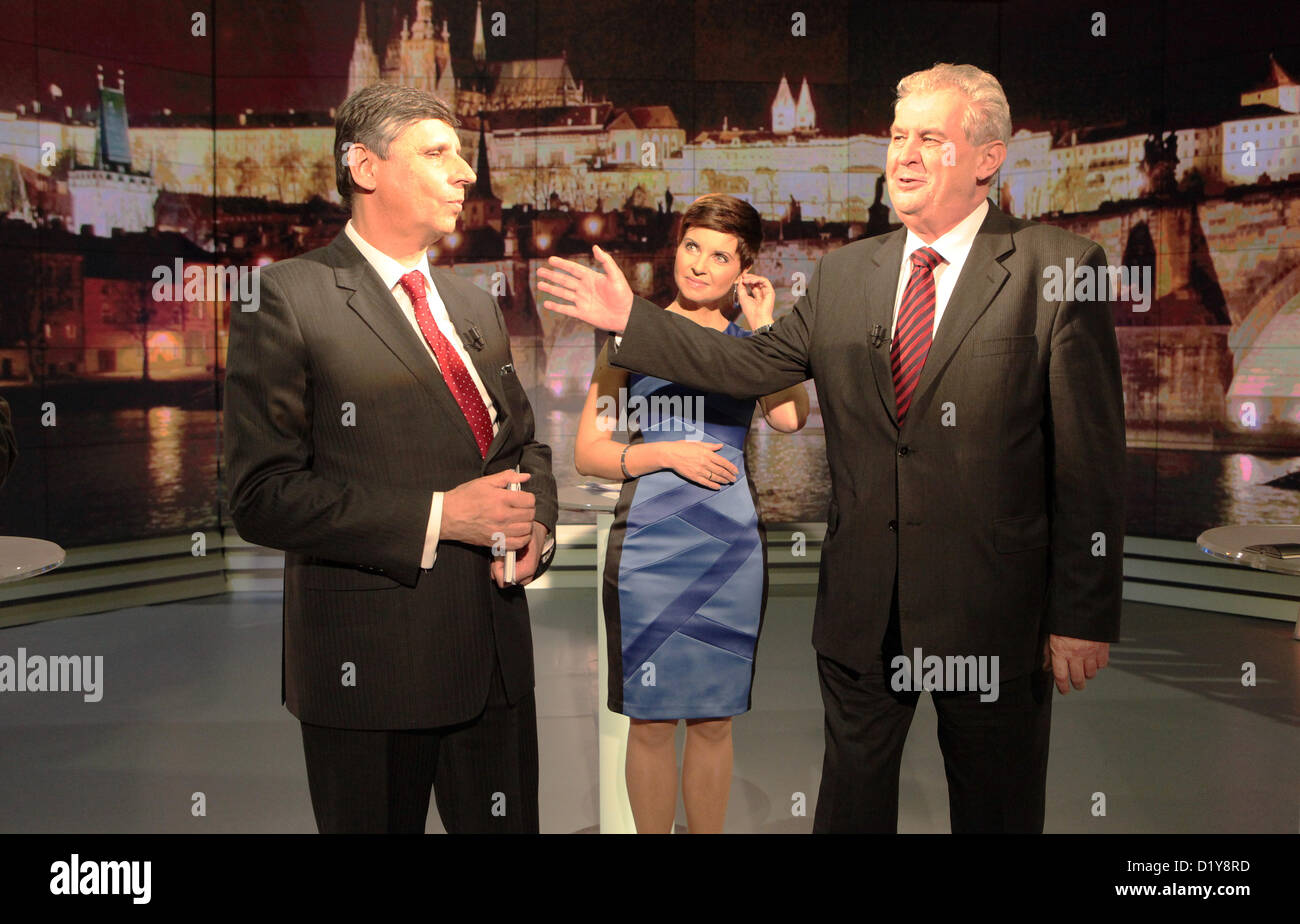 8. Januar 2013 Prag Tschechische Republik. Zwei Tage vor den ersten direkten Präsidentschaftswahlen in der Tschechischen Republik, zwei der schwersten Kandidaten für die Präsidentschaft trat Jan Fischer (links) und Milos Zeman in einer Debatte, die live im Fernsehen ausgestrahlt. Stockfoto