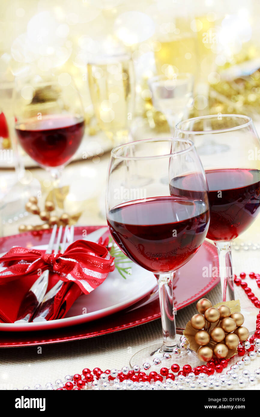 Rotwein bei Weihnachtsessen Stockfoto