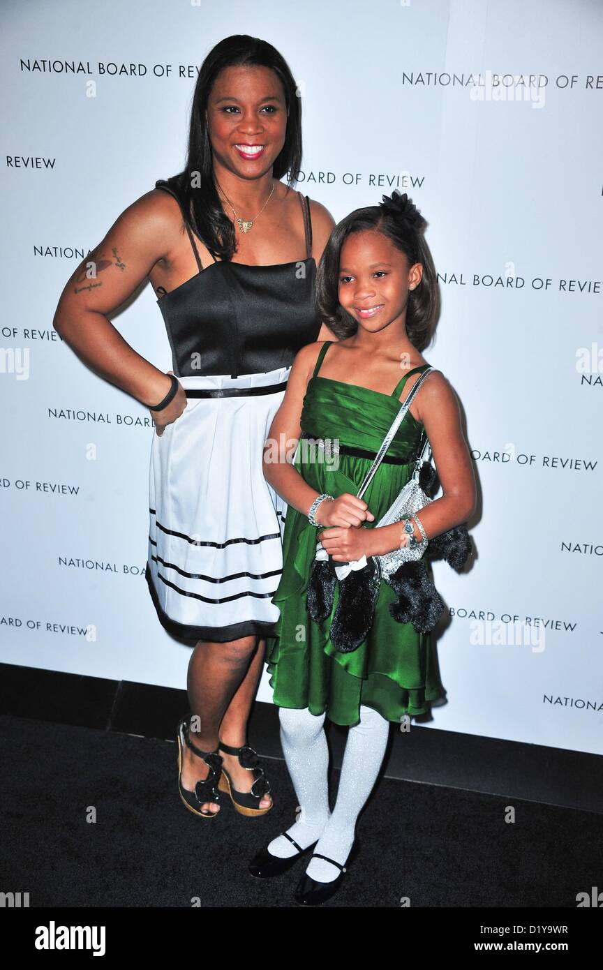 Quvenzhane Wallis, Mutter im Ankunftsbereich für National Board Of Review Awards, Restaurant Cipriani 42nd Street, New York, NY 8. Januar 2013. Foto von: Gregorio T. Binuya/Everett Collection/Alamy Live-Nachrichten Stockfoto