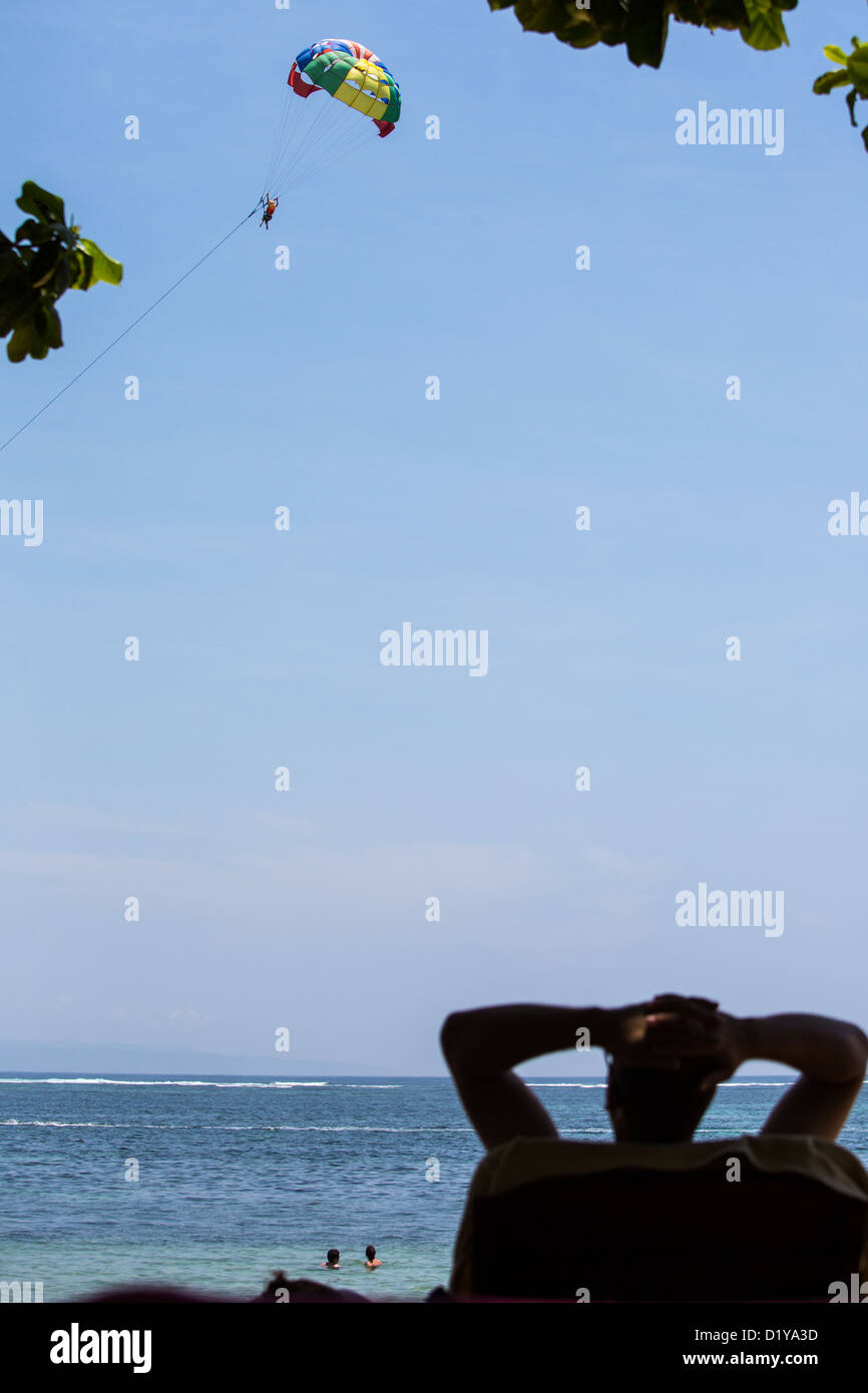 Parasailing am Strand vor dem Hyatt Regency Sanur, Bali, Indonesien Stockfoto