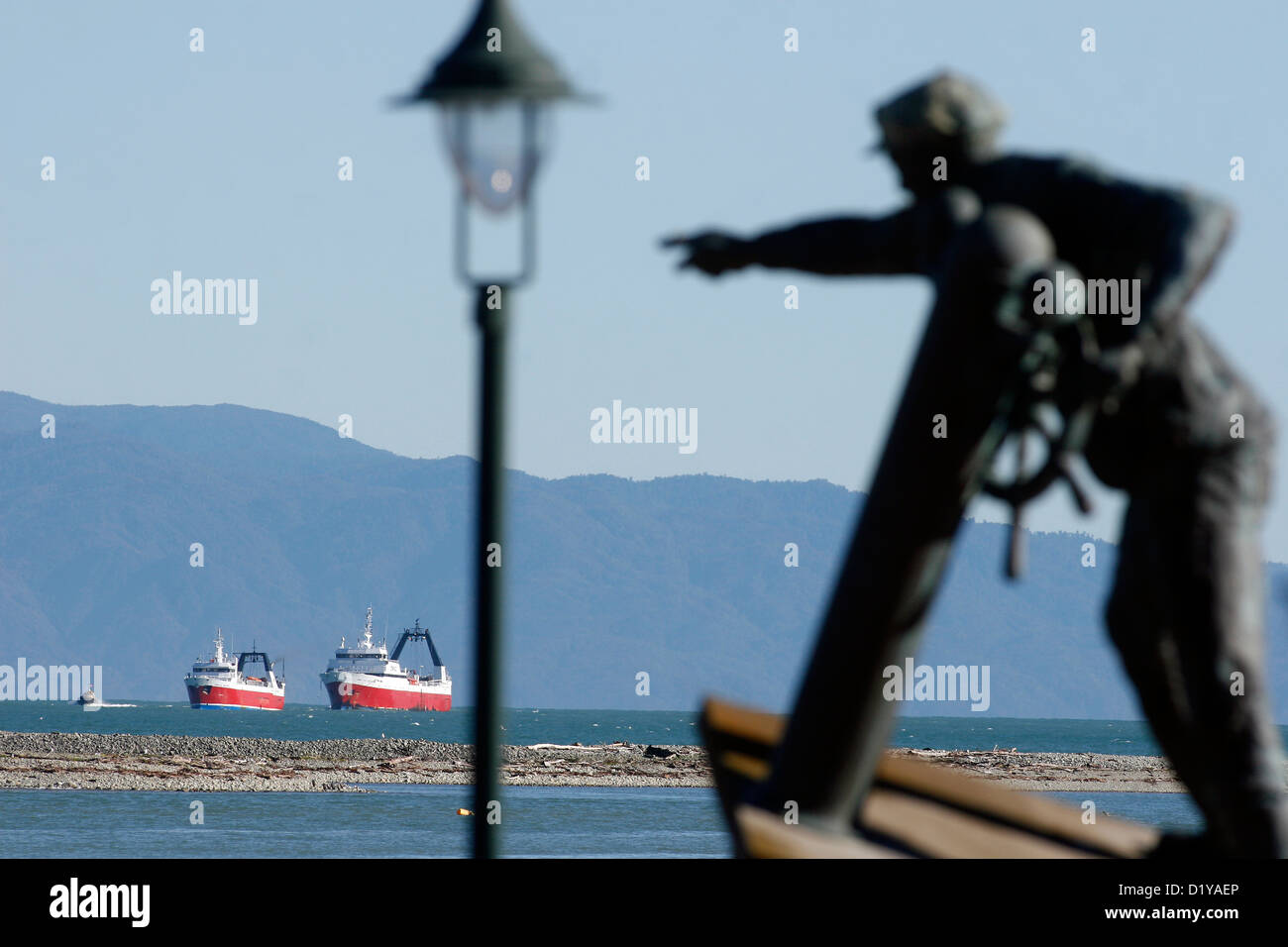 Mariner Skulptur scheint darauf in Richtung eines Trawlers, Amaltal Columbia, geschleppt, Port Nelson, Neuseeland Stockfoto
