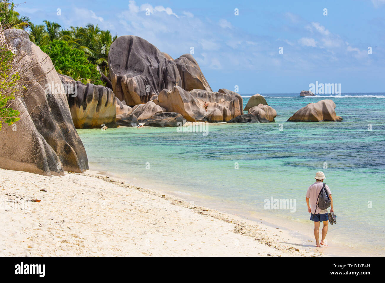 Koreanische Touristen am Strand von Anse de Source d ' Argent, La Digue Island, Seychellen Stockfoto