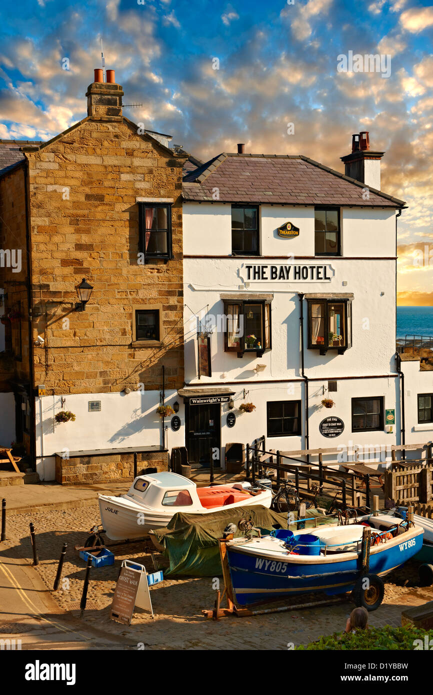 Angeln Boote & Bay Hotel des historischen Fischerdorfes Dorf von Robin Hoods Bay, in der Nähe von Whitby, North Yorkshire, England. Stockfoto