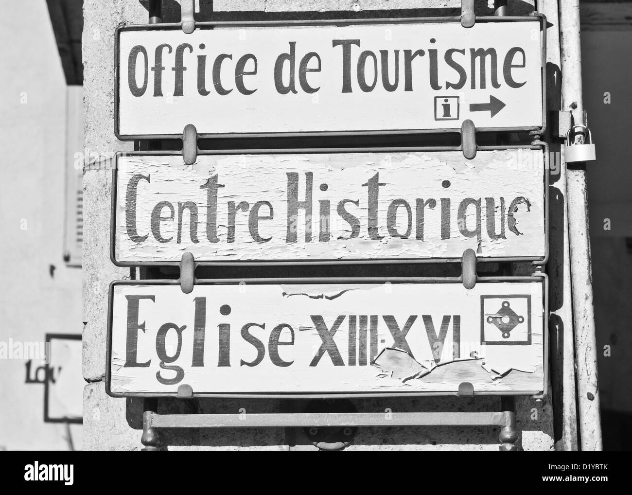 Ein französischer Schild, Touristen zu Websites ein Dorf in Frankreich. Die historische Siedlung wurde einst vom römischen Reich besetzt. Stockfoto