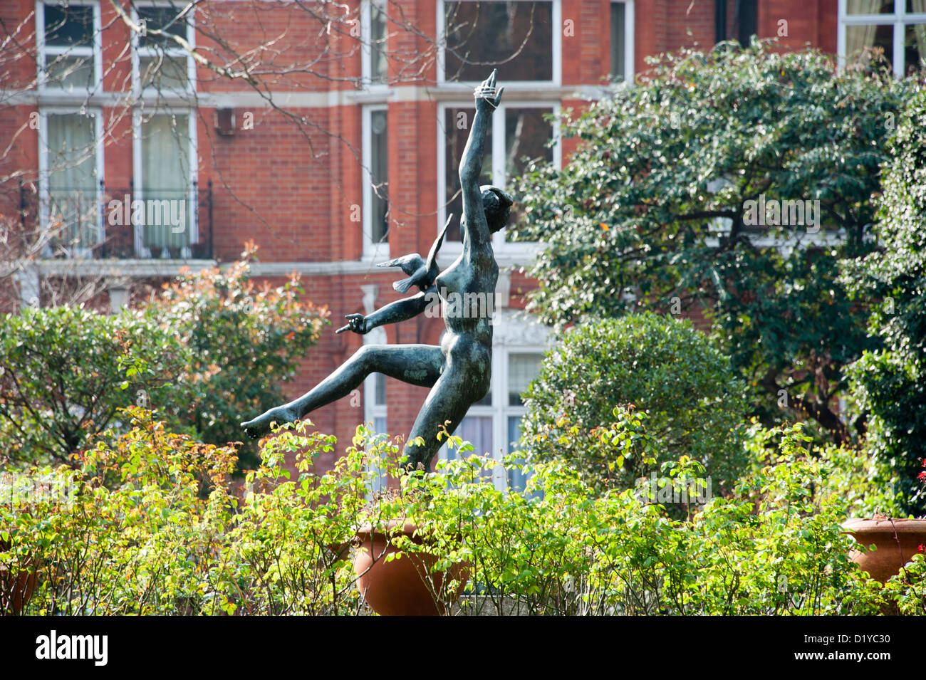 Tänzerin mit Vogel-Statue Cadogan Square in London Stockfoto