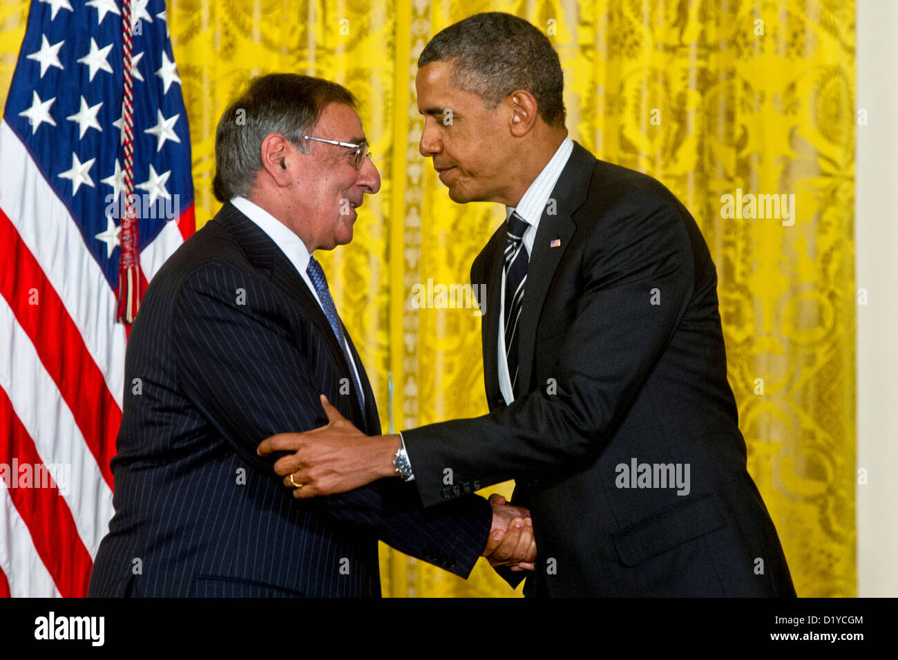 United States President Barack Obama (R) vielen Dank, die US-Verteidigungsminister Leon E. Panetta über die Nominierung Ankündigung für ehemalige US-Senator Chuck Hagel (Republikanische of Nebraska) als die nächste US-Verteidigungsminister im Weißen Haus, Montag, 7. Januar 2013 spricht. . Obligatorische Credit: Chad J. McNeeley / DoD über CNP Stockfoto
