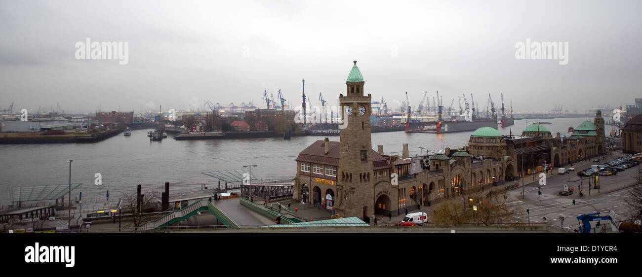 Eine Dichte graue Decke Wolken schwebt über der St. Pauli-Werft in Hamburg, Deutschland, 7. Januar 2013. Foto: Axel Heimken Stockfoto