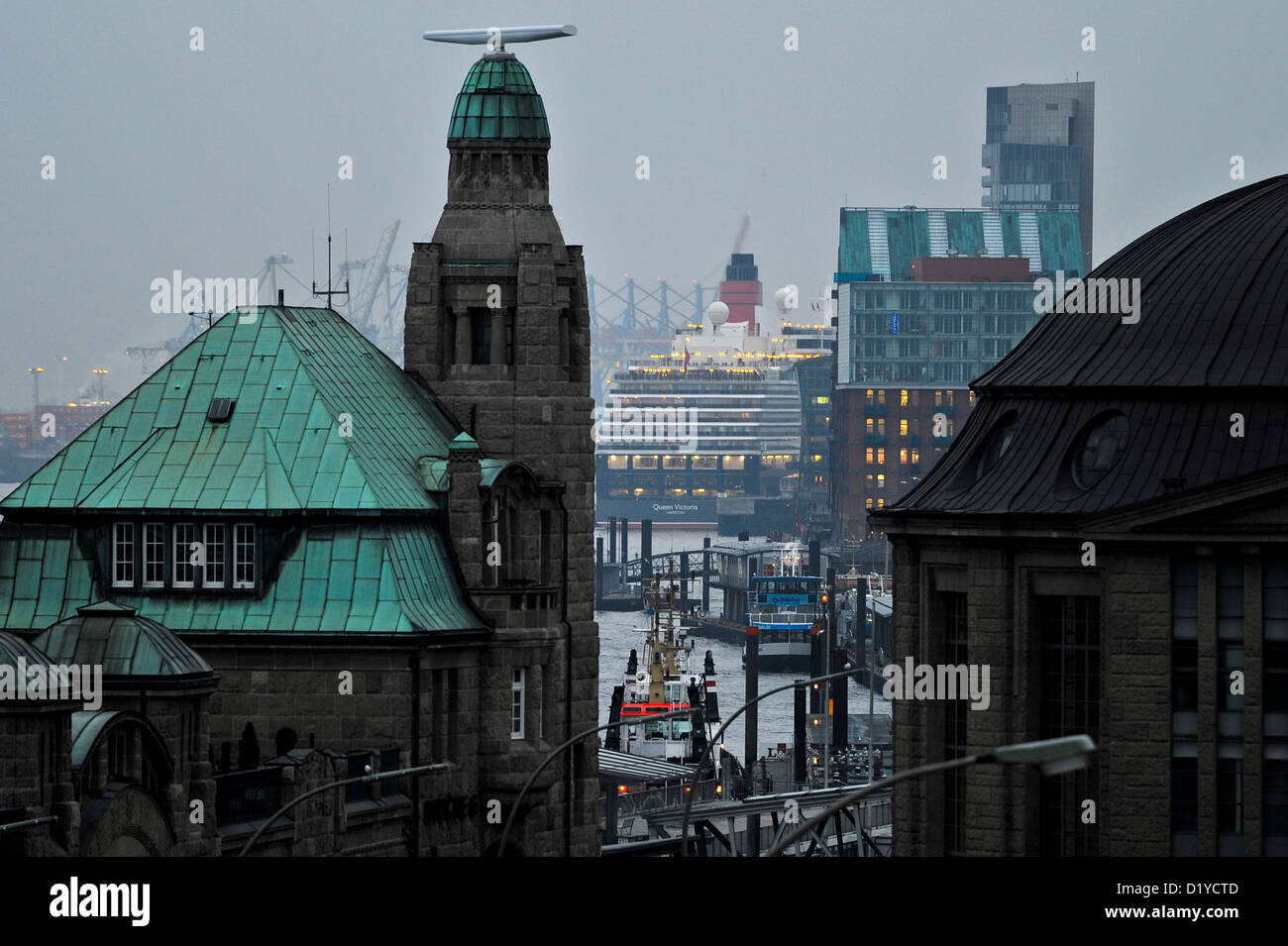 Eine Dichte graue Decke Wolken schwebt über der St. Pauli-Werft in Hamburg, Deutschland, 7. Januar 2013. Foto: Axel Heimken Stockfoto