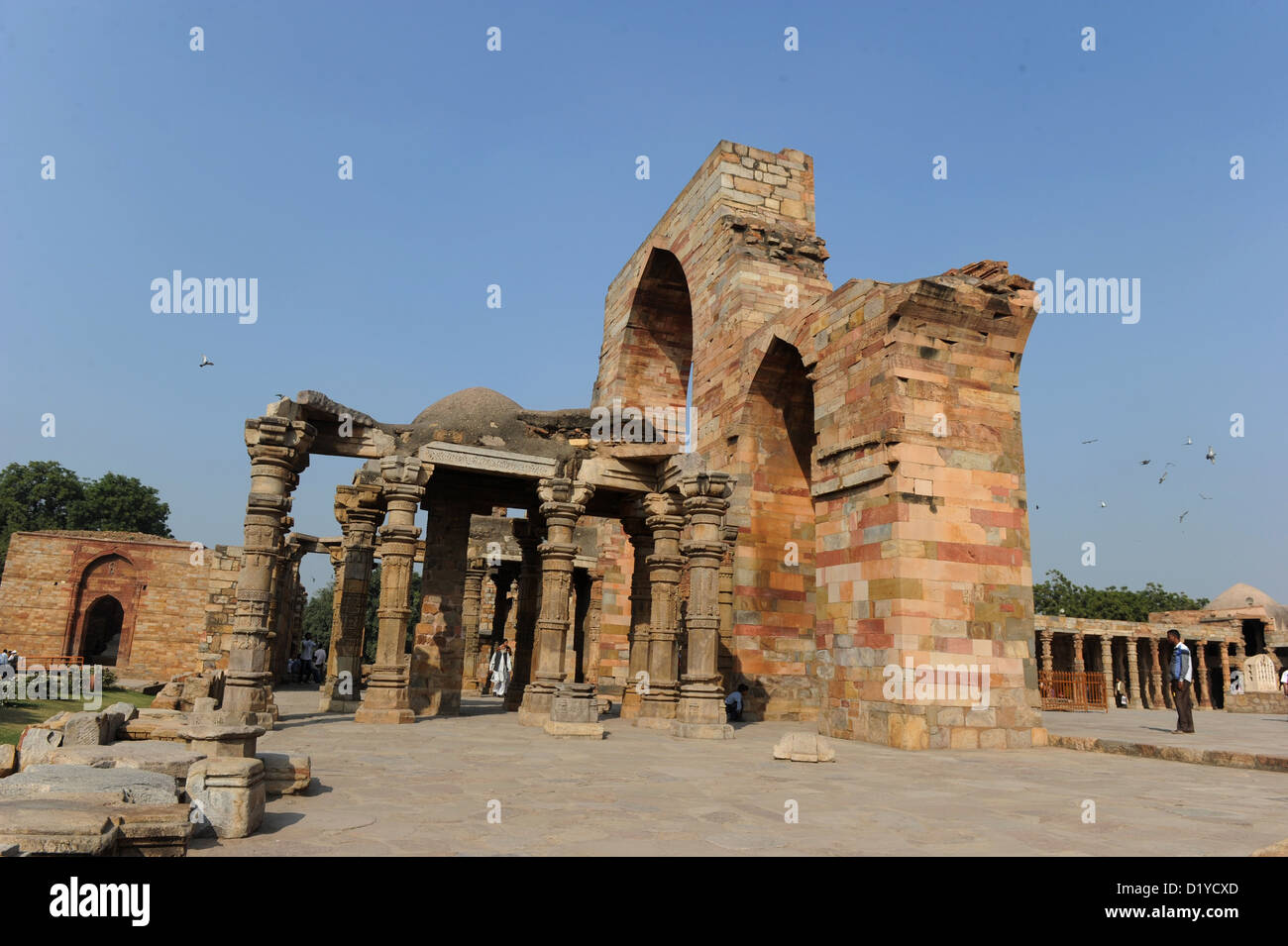 Blick auf den Säulenhallen auf dem Gelände der Qutb-Komplex in Delhi, Indien, 23. November 2012. Da die Spalten nicht lang genug waren, waren sie übereinander gestapelt. In der Umgebung befinden sich die Ruinen der ältesten Hof Moschee in Indien, die Quwwat-Ul-Islam (könnte der Islam), die auf den Ruinen der zerstörten Hindu-Tempel gebaut wurde. Foto: Jens Kalaene Stockfoto
