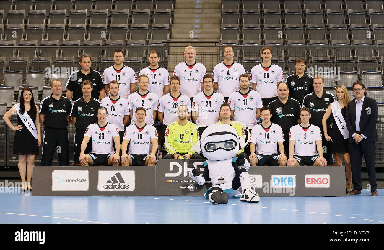 Deutschlands (hinter L-R) team-Koordinator Tom Schneider Christoph Theuerkauf Steffen Weinhold Patrick Wiencek Oliver Roggisch Sven-Sören Christophersen Physiotherapeut Reinhold Roth; (Mitte L-R) Assistent Trainer Frank Carstens Physiotherapeut Peter Graeschus Kevin Schmidt Stefan Kneer, Adrian Pfahl Michael Haass Steffen Faeth Team Arzt Dr. Marco Kettrukat Trainer Martin Heuberger; (Front L-R) Dominik Klein Martin Strobel Torwart Silvio Heinevetter Torhüter Carsten Lichtlein Patrick Groetzki Tobias Reichmann stellen während der Fotosession Porsche Arena in Stuttgart Deutschland 8. Januar 2013. Stockfoto