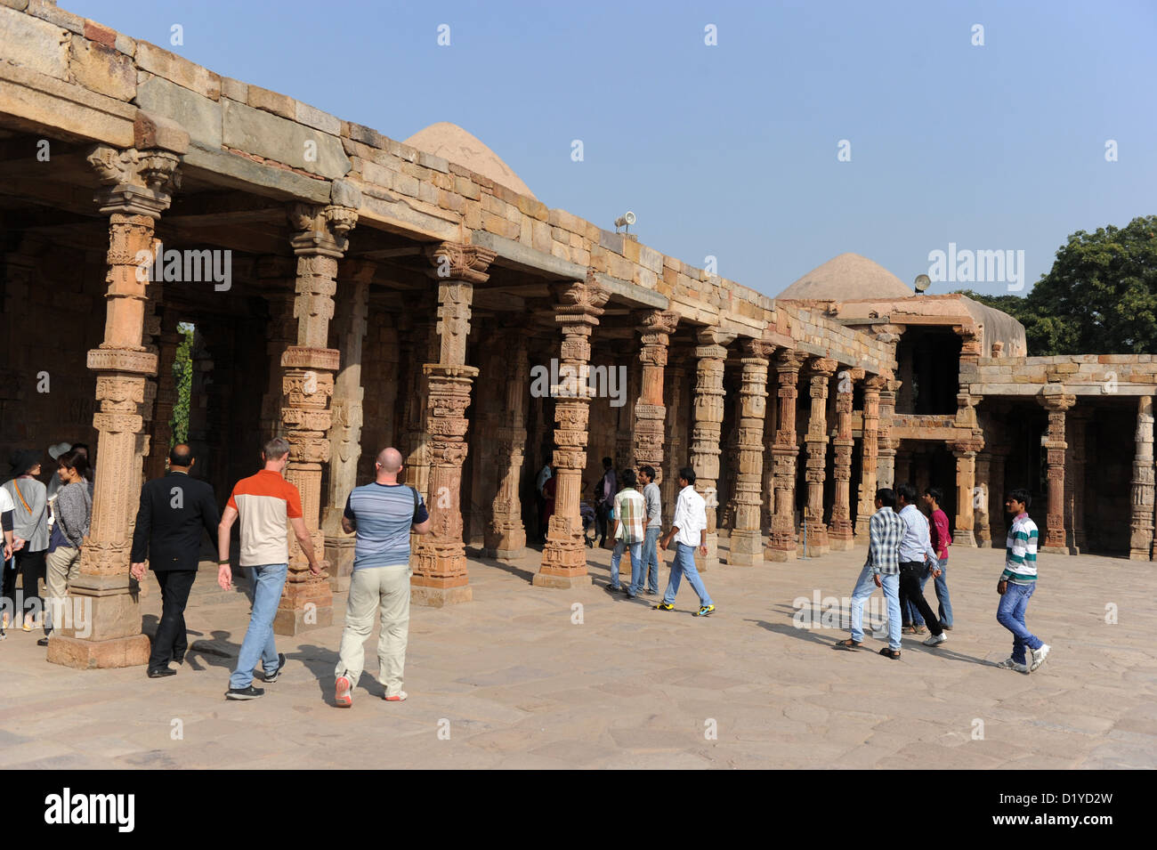 Blick auf den Säulenhallen auf dem Gelände der Qutb-Komplex in Delhi, Indien, 23. November 2012. Da die Spalten nicht lang genug waren, waren sie übereinander gestapelt. In der Umgebung befinden sich die Ruinen der ältesten Hof Moschee in Indien, die Quwwat-Ul-Islam (könnte der Islam), die auf den Ruinen der zerstörten Hindu-Tempel gebaut wurde. Foto: Jens Kalaene Stockfoto