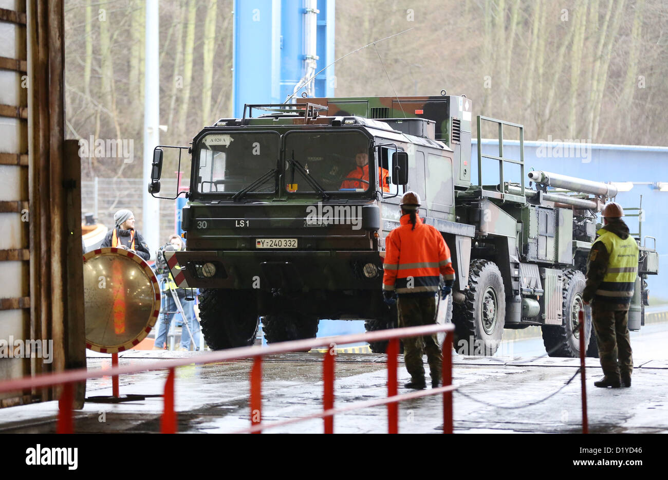 Ein Fahrzeug ("Launcher") für die "Patriot" Verteidigung Raketen wird für die Mission in der Türkei im Hafen von Lübeck-Travemünde in Travemünde, Deutschland, 8. Januar 2013 geladen. Bis zu 300 Fahrzeuge und 130 Behälter mit militärischer Ausrüstung sind an Bord der Fähre "Suecia Seaways" aus Dänemark. Foto: Christian Charisius Stockfoto