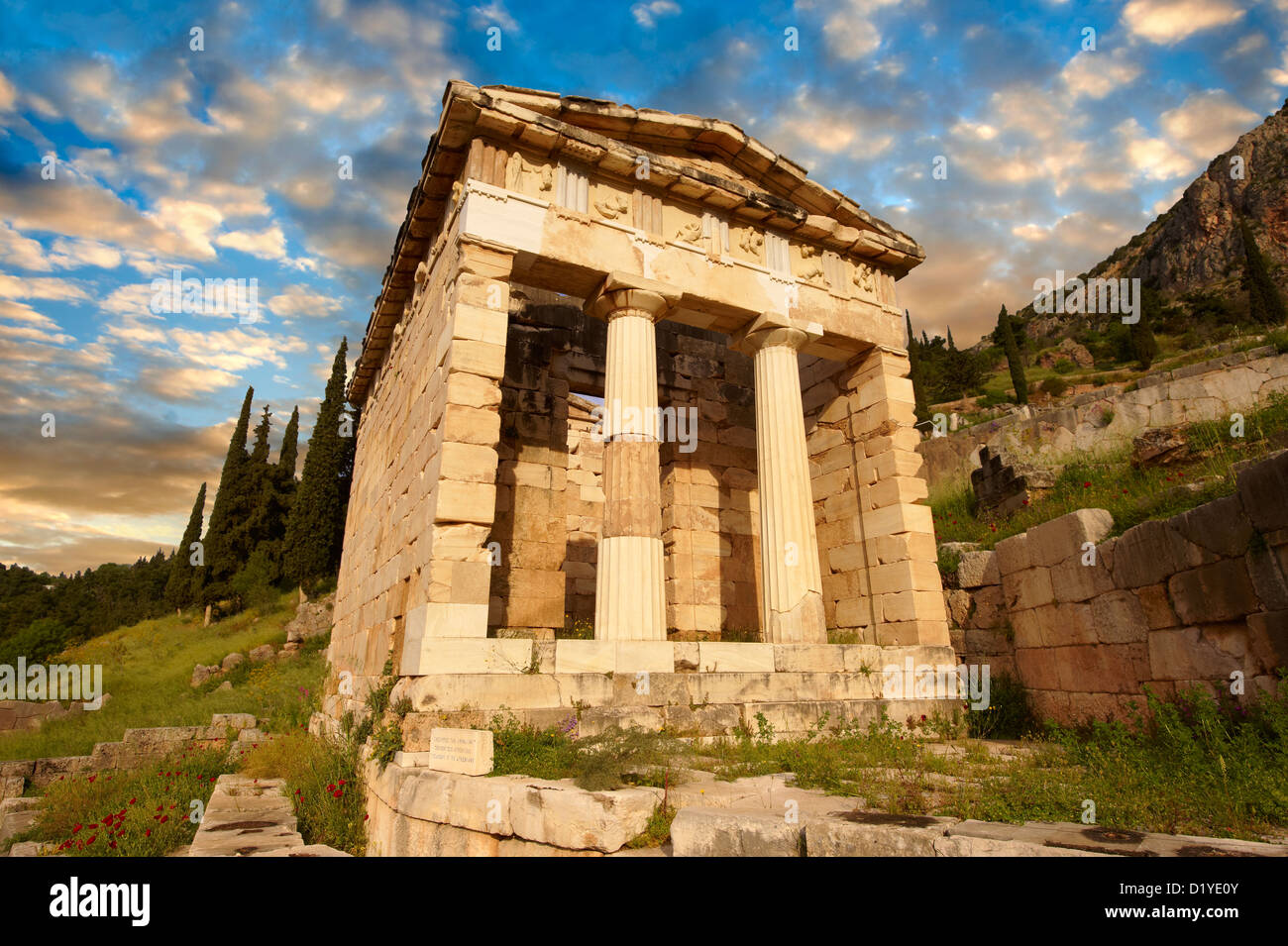 Die rekonstruierte Treasury von Athen, errichtet zur Erinnerung an den Sieg in der Schlacht von Marathon. Delphi, Stockfoto