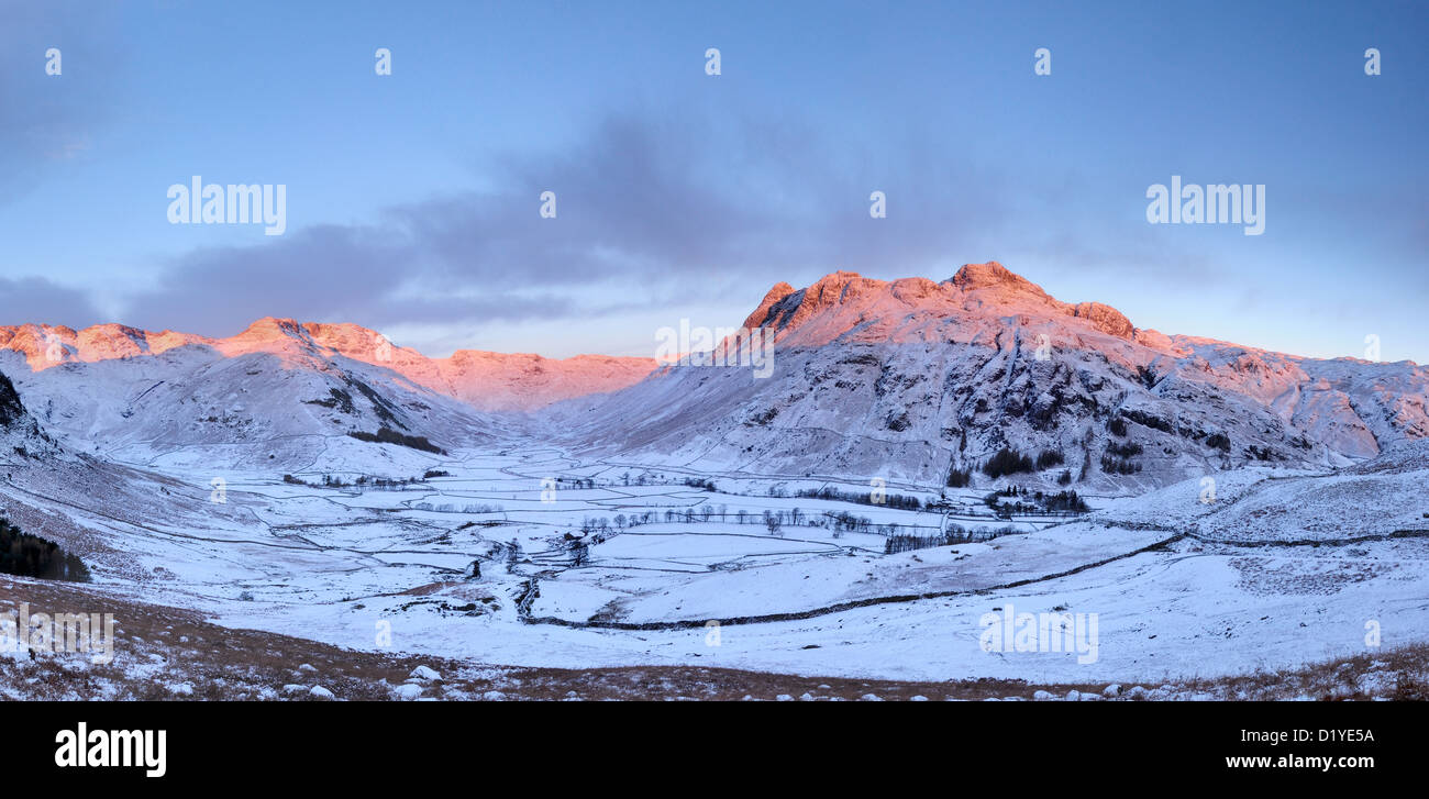 Rosa Dawn Sonnenlicht auf den Langdale Pikes und Nordwestgrat im Winter im englischen Lake District Stockfoto